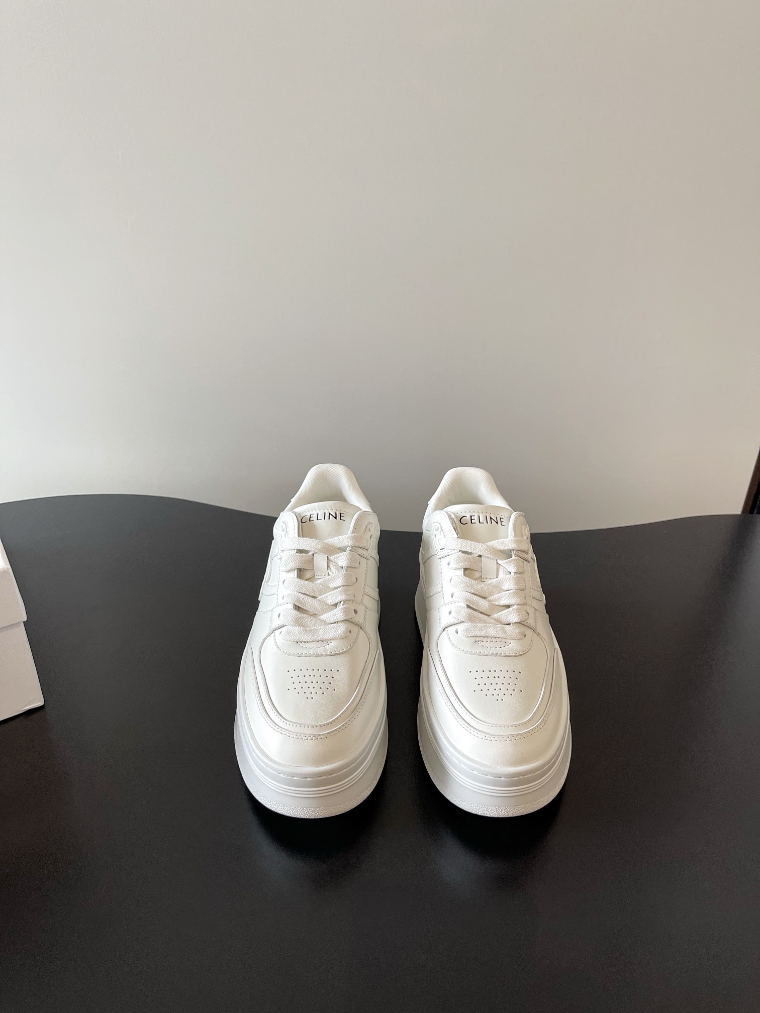 NO:464824,CELINE latest model thick sole retro genre training white shoes. The new color scheme is launched. The overall design is simple and classic color scheme. The CELINE HOMME CELINE new TRAINER series interprets street pace. CELINE new iconic CELINE Arc de Triomphe logo embroidered shoes tongue pattern decoration. Fabric calfskin Nelipili outsole original rubber outsole size 35-40 (custom made in 40, 41), casual shoes/sports shoes, celine, sneakers, cowhide19860909CELINE 最新款 厚底 复古 德训 小白鞋 火爆推出新的配色版型整体设计简约和经典配色可闭眼入的那种CELINE HOMME CELINE全新TRAINER系列诠释街头步调CELINE思琳全新标志性CELINE凯旋门标志刺绣鞋舌图案装饰 面料小牛皮 内里皮里 大底原版橡胶大底 码数35-40（40、41订做）,休闲鞋/运动鞋,celine,sneakers,cowhide,Women's Shoes