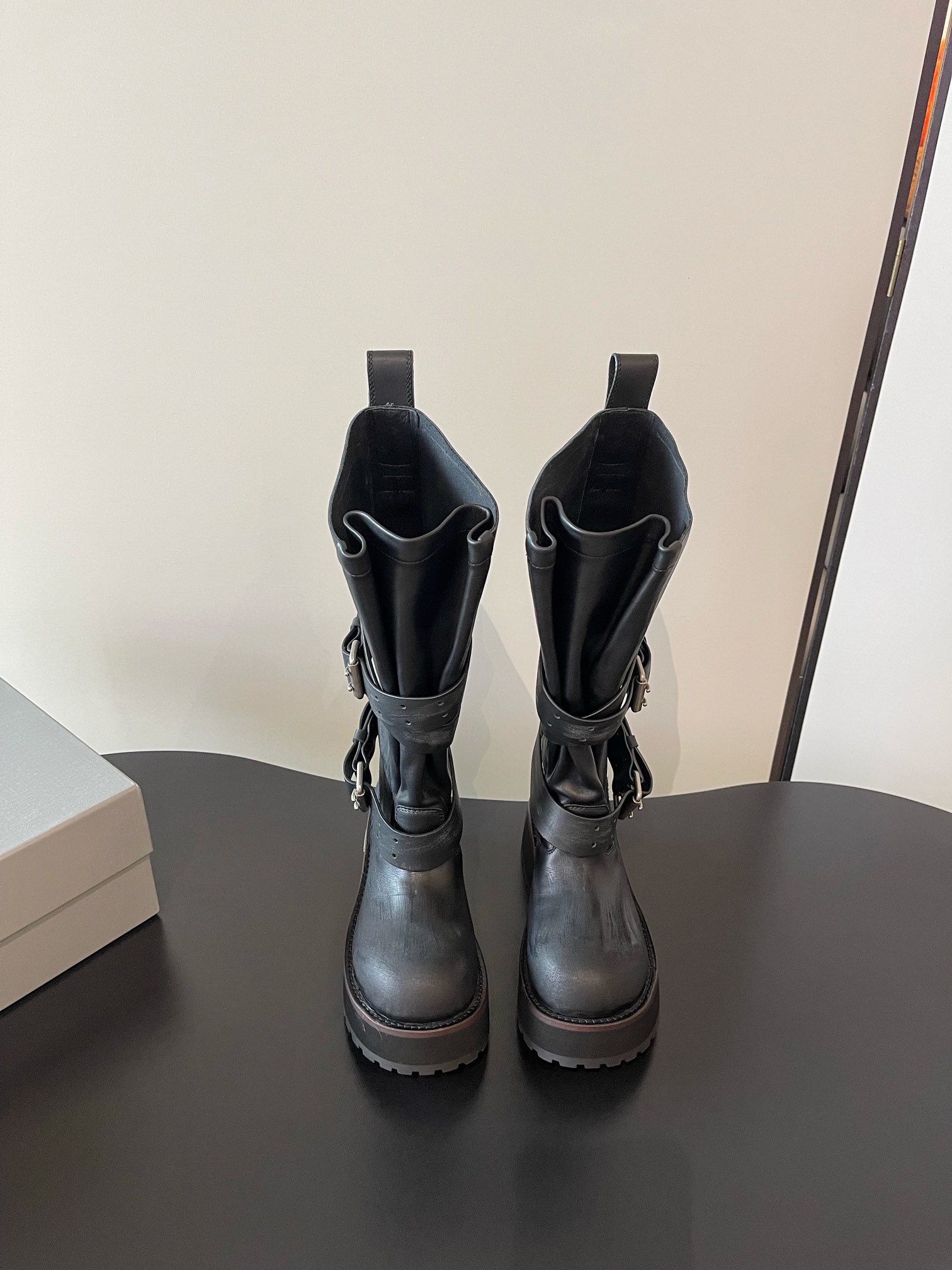 NO:464837,(The highest version) Balenciaga's latest antique retro belt buckle Venom high boots Mid boots Please be aware of the higher version This boot is unique in design, with straps and belt elements as highlights. It not only firmly fits the boots to the feet, but also adjusts elasticity as you like. In terms of details, the brand's iconic antique hardware runs through the whole time, cleverly creates a retro wear effect, highlighting a personality attitude and matching with thick toothed rubber soles. It not only ensures the comfort of wearing, but also strengthens the overall sense of fashion and awareness Venom high boots are undoubtedly a fashion item that cannot be missed this season. It will add a unique charm to the outfits of fashion enthusiasts and lead a new round of trendy style. The boot barrel is 270mm. The upper top layer cowhides the cowhide in the inner water dyed cowhide. The sole height is 5CM Original open mold leather edge strip combination sole Size 35-40, boots, balenciaga, balenciaga, boots, cowhide19860909（最高版本） Balenciaga巴黎世家最新做旧 复古 皮带扣 毒液Venom高筒靴 中筒靴 请认准高版本 这款靴子在设计上独具匠心 以绑带与皮带元素作为亮点 不仅能将靴子稳固贴合于足部 更可随心调节松紧 在细节处理上 品牌标志性的做旧五金件贯穿始终 巧妙营造出复古磨损效果,彰显个性态度搭配厚实的齿状橡胶鞋底 既保证了穿着的舒适度,又强化了整体的时尚感与辦识度Venom高筒靴无疑是本季不容错过的时尚单品,它将为时尚爱好者们的穿搭增添别样魅力,引领新一轮的潮流风尚 靴筒高度270mm 鞋面头层牛皮做旧处理 内里水染牛皮 大底高度5CM 原版开模真皮沿条组合大底 Size 35-40,靴子,balenciaga,balenciaga,boots,cowhide,Women's Shoes