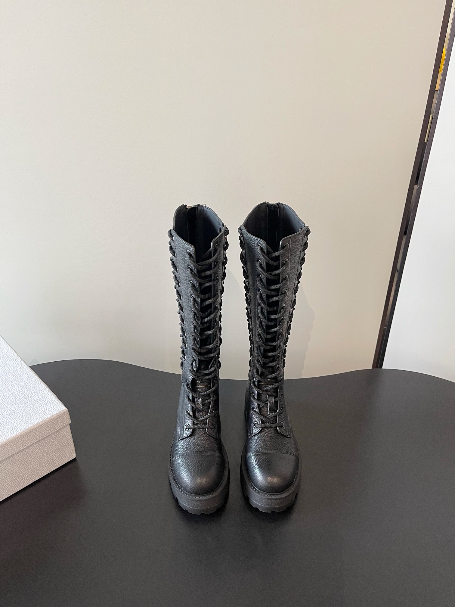 NO:464856,dior｜Di Ligueba The same D-Road boots, straps, Martin boots, mid-tube motorcycle boots, Jisoo, Jisoo, Paris Fashion Show debut, D-Road boots, hollow design, hemp rope straps, adjustable to various foot shapes!  The heel design of short boots is clever, which has the right height enhancement effect, and can ensure stability and freedom when walking. Whether it is paired with simple jeans to create a daily street look or an elegant skirt to attend important occasions, it can be easily controlled and perfectly interpret the true meaning of fashion and versatility. Upper grain calfskin, inner cowhide, footbed cowhide, original molded rubber hair cannon base size35-40 (customized for 40.41), boots, dior, dior, boots, skirts, jeans, cowhide19860909dior｜迪奥迪丽热巴·同款D-Road 靴 绑带马丁靴 中筒机车靴 金智秀Jisoo巴黎时尚展首秀 D-Road 靴 镂空的设计、麻绳绑带 可调节至各种脚型！ 短靴的跟高设计巧妙,既有着恰到好处的增高效果,又能保证行走时的稳健与自在.无论是搭配简约的牛仔裤打造日常出街造型,还是与优雅的裙装组合出席重要场合,它都能轻松驾驭,完美诠释时尚百搭的真谛. 鞋面粒面小牛皮 内里牛皮垫脚牛皮 原版开模橡胶发炮打底 size35-40（40.41订做）,靴子,dior,dior,boots,skirts,jeans,cowhide,Women's Shoes