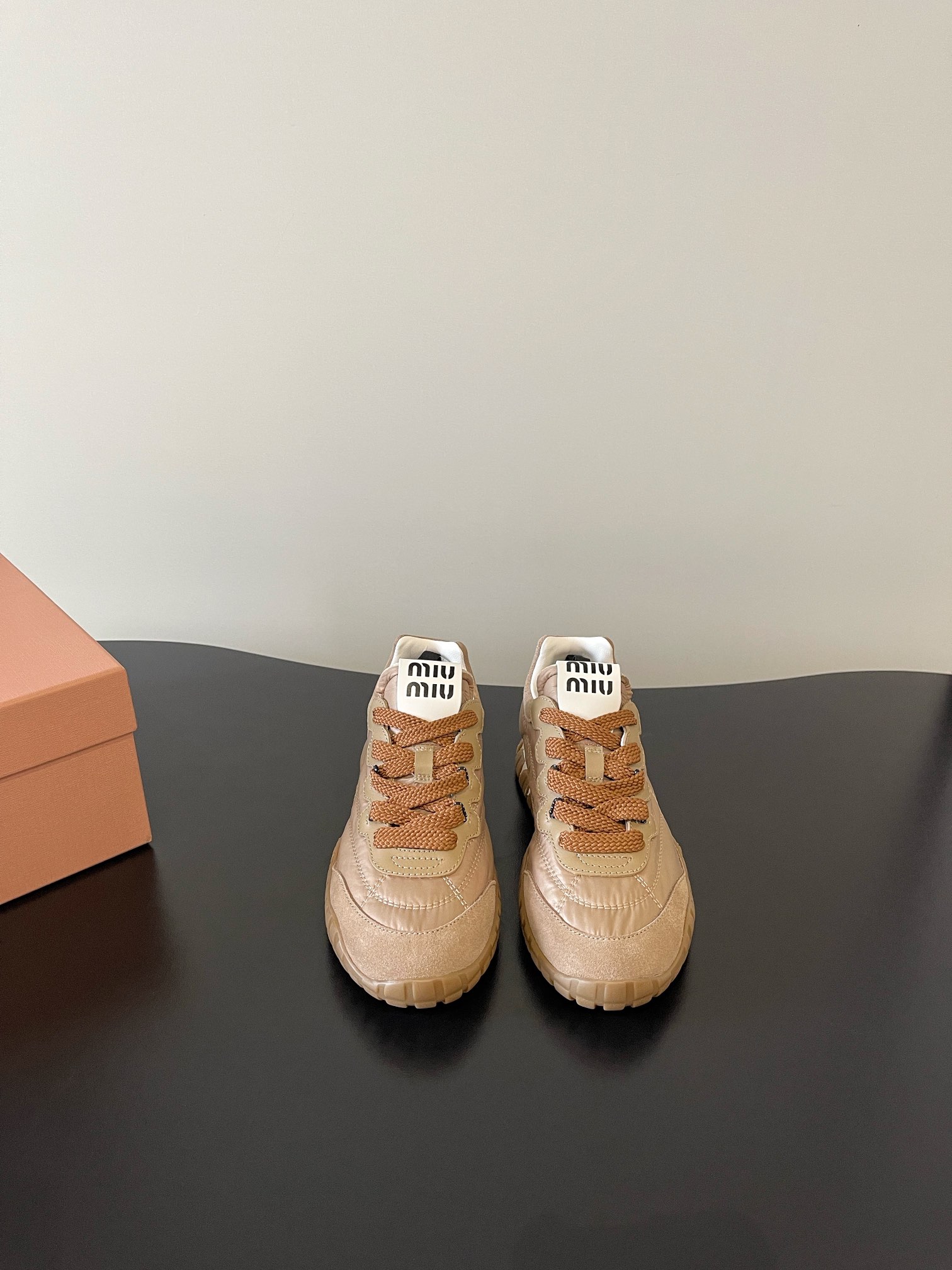 NO:464830,(Accessories 10, Airplane Box 10) miumiu Latest color Biscuit bottom retro Fashion German training Forrest Gump Casual shoes and shoes Original top replicas, the counter is released simultaneously. The fabric is specially supplied with imported calf leather. The whole pair of shoes is very textured. The inner foot padded cowhide imported original sole. The style is simple and fashionable. It looks very delicate on the feet!  Size 35-41 (40 41 custom made without return), casual shoes/sports shoes, miumiu, sneakers, cowhide19860909（配饰10,飞机盒10） miumiu 最新色 饼干底 复古 时尚 德训 阿甘 休闲鞋板鞋  原版顶级复刻 专柜同步发售 面料采用特供进口小牛皮面 整双鞋就是非常显质感 内里垫脚牛皮 进口原版大底 款式简约时尚 上脚十分显秀气 ！ Size 35-41（40 41定做不退换）,休闲鞋/运动鞋,miumiu,sneakers,cowhide,Women's Shoes