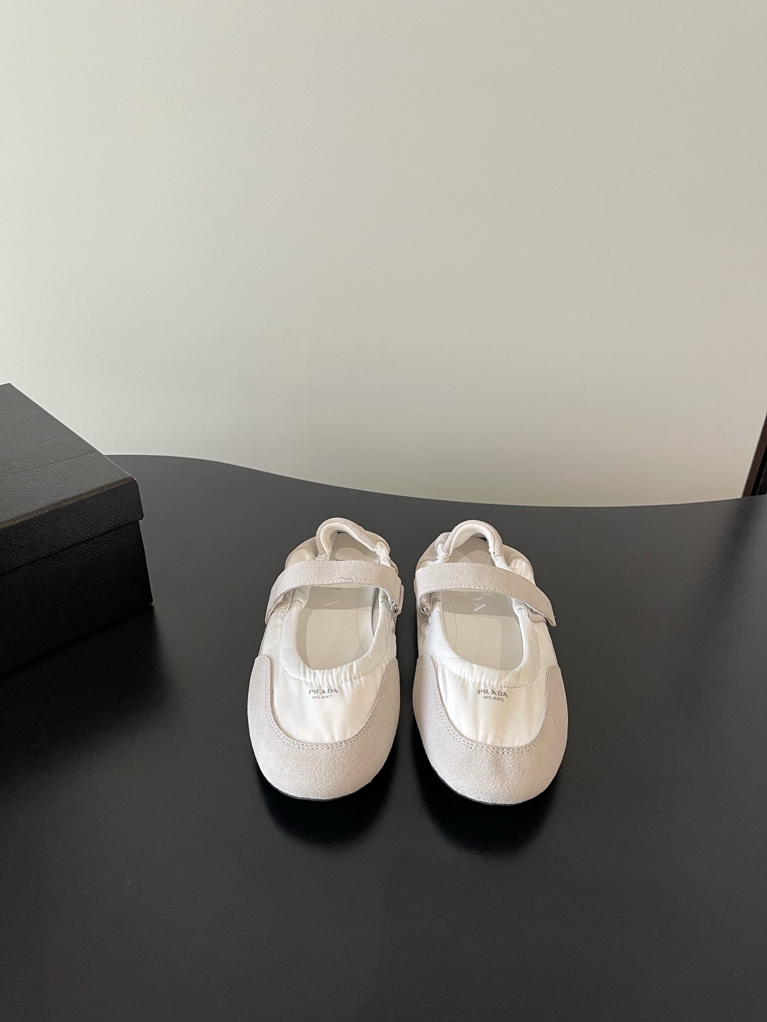 NO:465333,PRADA new women's shoes spliced ​​Mary Jane single shoes Prada adheres to the design concept of simplicity without losing elegance, focusing on the balance of practicality and aesthetics. Whether it is the classic Saffiano leather products or the fashion show series released every year, it can reflect its unique aesthetics. Prada is extremely strict in choosing raw materials, and often uses the best quality leather, silk and other natural or high-tech synthetic materials to ensure the durability and comfort of the product. Upper beef reverse velvet + cloth inner sheepskin outsole TPU outsole size35-41 (40.41 custom-made without return), Mary Jane, prada, prada, mary jane, sheepskin19860909PRADA 新款女鞋拼接款玛丽珍单鞋 普拉达坚持简约而不失优雅的设计理念,注重实用性和美观性的平衡.无论是经典的Saffiano 皮革制品还是每年发布的时装秀系列,都能体现出其独特的审美观. 普拉达对于原材料的选择极为严苛,常常使用最优质的皮革、丝绸以及其他天然或高科技合成材料来确保产品的耐用性和舒适度. 鞋面牛反绒+布 内里羊皮 大底TPU大底 size35-41（40.41定制不退换）,玛丽珍,prada,prada,mary jane,sheepskin,Women's Shoes