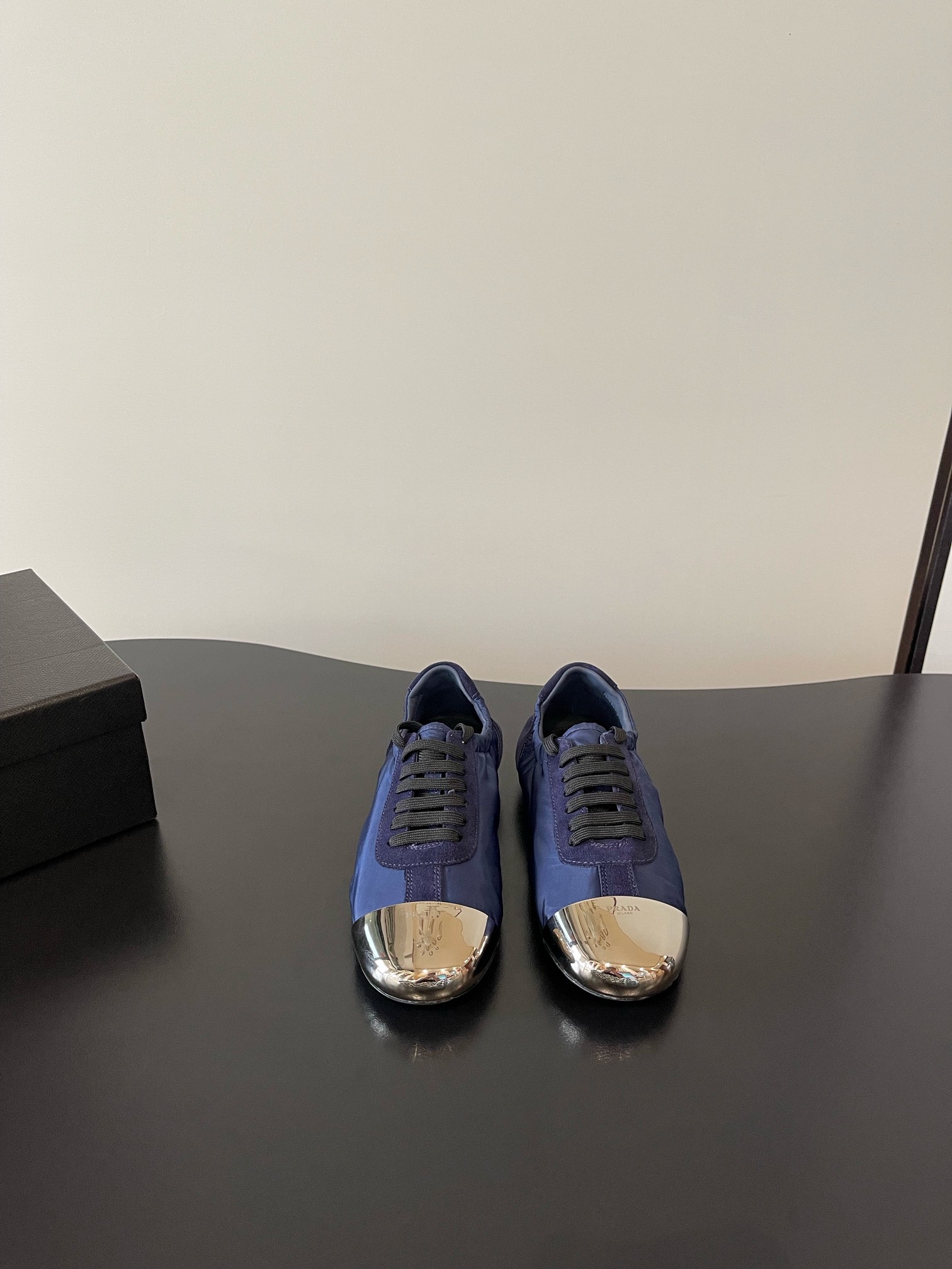 NO:465325,PRADA's latest iron-toe, German training, lace-up, semi-trailed shoes. Prada adheres to the design concept of simplicity and elegance, focusing on the balance of practicality and aesthetics. Whether it is the classic Saffiano leather products or the fashion show series released every year, it can reflect its unique aesthetics. Prada is extremely strict in choosing raw materials, and often uses the best quality leather, silk and other natural or high-tech synthetic materials to ensure the durability and comfort of the product. Original custom material for uppers, inner sheepskin, outsole TPU sole size35-41 (40.41 custom-made, non-return and exchange), semi-trailed shoes, prada, prada, sheepskin19860909PRADA 最新铁头 德训 系带 半拖 单鞋 普拉达坚持简约而不失优雅的设计理念,注重实用性和美观性的平衡.无论是经典的Saffiano 皮革制品还是每年发布的时装秀系列,都能体现出其独特的审美观. 普拉达对于原材料的选择极为严苛,常常使用最优质的皮革、丝绸以及其他天然或高科技合成材料来确保产品的耐用性和舒适度. 鞋面原版定制材料 内里羊皮 大底TPU大底 size35-41（40.41定制不退换）,半拖单鞋,prada,prada,sheepskin,Women's Shoes