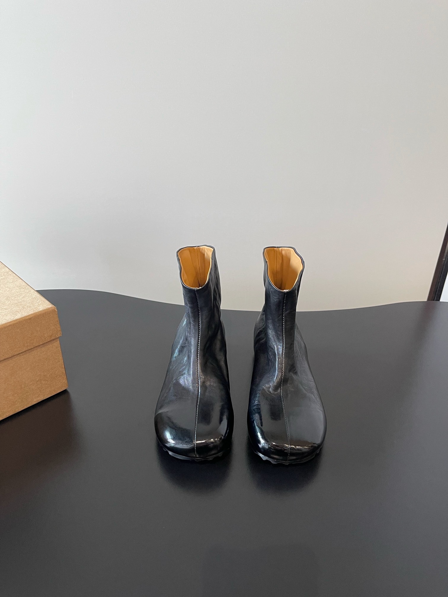 NO:563016,Top quality niche brand style retro Chelsea pleated Derby handmade shoes. Handmade shoes are about spontaneity. Just like people, each pair has its own thoughts and unique characteristics. There is no inherent template and you can’t find the same shoe!  Irregularity is the characteristic of handmade shoes, which should be retro and casual, with a natural and aged feel. The color and wrinkles of the shoes are like the traces of wear and tear after being worn for a long time. They will become more and more natural with the change of wearing time, and they will have more flavor as they are worn. Each pair of shoes is unique ~  This year's mainstream big-toe derbies are more comfortable and unconstrained than ordinary small leather shoes. Compared with loafers, they add some solemn texture, serious and cute handsome, and can be both formal and casual. The soles are thick but not heavy, which directly increases the proportion of the body~ Washed horsehide on the upper, washed cowhide on the inside. Original imported outsole size 35-40 (40 custom-made, non-returnable), boots, loafers, boots, cowhide19860909顶级品质 小众品牌风格复古切尔西褶皱德比手工鞋 手工鞋讲究的是随性,跟人一样,每一双有自己的思想,自己独有的特色,没有固有模板,找不到一模一样！不规则是手工鞋的特色,就要复古随性,天然做旧感,鞋子的色泽和褶皱感像穿了很久磨合出来的痕迹,会随着穿着时间的变化变得越来越自然,越穿越有味道的,每双鞋子都是独一无二的～ 今年主流这种大头德比,比普通的小皮鞋更加自在不拘束,相比乐福鞋增加了一些庄重的质感,严肃且可爱的帅气,既能正式有能轻松驾驭休闲风,鞋底厚实但不厚重,直接拉高身材比例～ 鞋面水洗马皮 内里水洗牛皮 大底原版进口大底 size35-40（40订做不退换）,靴子,loafers,boots,cowhide,Women's Shoes