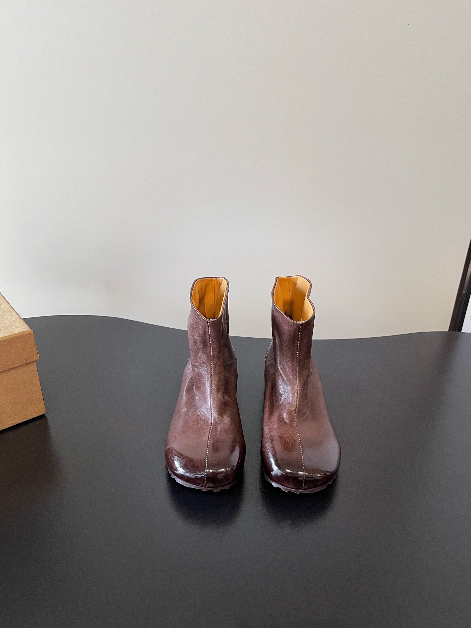 NO:562981,Top quality niche brand Guidi style washed retro Chelsea pleated Derby handmade shoes. Handmade shoes are about spontaneity, just like people. Each pair has its own thoughts and unique characteristics. There is no inherent template, and you can’t find them exactly the same!  Irregularity is the characteristic of handmade shoes, which should be retro and casual, with a natural and aged feel. The color and wrinkles of the shoes are like the traces of wear and tear after being worn for a long time. They will become more and more natural with the change of wearing time, and they will have more flavor as they are worn. Each pair of shoes is unique ~  This year's mainstream big-toe derbies are more comfortable and unconstrained than ordinary small leather shoes. Compared with loafers, they add some solemn texture, serious and cute handsome, and can be both formal and casual. The soles are thick but not heavy, which directly increases the proportion of the body~ Washed horsehide on the upper, washed cowhide on the inside. Outsole original imported raw rubber outsole size 35-40 (custom-made in 40, non-returnable), boots, loafers, boots, cowhide19860909顶级品质 小众品牌guidi风格水洗复古切尔西褶皱德比手工鞋 手工鞋讲究的是随性,跟人一样,每一双有自己的思想,自己独有的特色,没有固有模板,找不到一模一样！不规则是手工鞋的特色,就要复古随性,天然做旧感,鞋子的色泽和褶皱感像穿了很久磨合出来的痕迹,会随着穿着时间的变化变得越来越自然,越穿越有味道的,每双鞋子都是独一无二的～ 今年主流这种大头德比,比普通的小皮鞋更加自在不拘束,相比乐福鞋增加了一些庄重的质感,严肃且可爱的帅气,既能正式有能轻松驾驭休闲风,鞋底厚实但不厚重,直接拉高身材比例～ 鞋面水洗马皮 内里水洗牛皮 大底原版进口生胶大底 size35-40（40订做不退换）,靴子,loafers,boots,cowhide,Women's Shoes