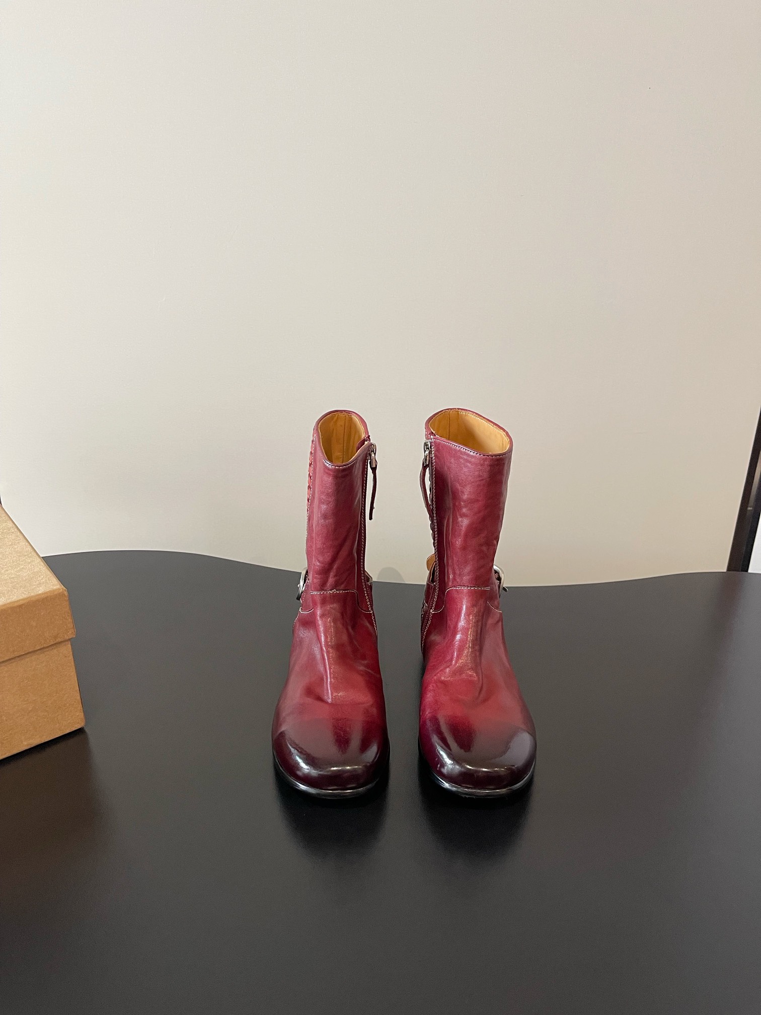 NO:563011,Top quality niche brand style retro Chelsea pleated Derby handmade shoes. Handmade shoes are about spontaneity. Just like people, each pair has its own thoughts and unique characteristics. There is no inherent template and you can’t find the same shoe!  Irregularity is the characteristic of handmade shoes, which should be retro and casual, with a natural and aged feel. The color and wrinkles of the shoes are like the traces of wear and tear after being worn for a long time. They will become more and more natural with the change of wearing time, and they will have more flavor as they are worn. Each pair of shoes is unique~  This year's mainstream big-toe derbies are more comfortable and unconstrained than ordinary small leather shoes. Compared with loafers, they add some solemn texture, serious and cute handsome, and can be both formal and casual. The soles are thick but not heavy, which directly increases the proportion of the body~ Washed horsehide on the upper, washed cowhide on the inside. Outsole original imported raw rubber outsole size 35-40 (custom-made in 40, non-returnable), boots, loafers, boots, cowhide19860909顶级品质 小众品牌风格复古切尔西褶皱德比手工鞋 手工鞋讲究的是随性,跟人一样,每一双有自己的思想,自己独有的特色,没有固有模板,找不到一模一样！不规则是手工鞋的特色,就要复古随性,天然做旧感,鞋子的色泽和褶皱感像穿了很久磨合出来的痕迹,会随着穿着时间的变化变得越来越自然,越穿越有味道的,每双鞋子都是独一无二的～ 今年主流这种大头德比,比普通的小皮鞋更加自在不拘束,相比乐福鞋增加了一些庄重的质感,严肃且可爱的帅气,既能正式有能轻松驾驭休闲风,鞋底厚实但不厚重,直接拉高身材比例～ 鞋面水洗马皮 内里水洗牛皮 大底原版进口生胶大底 size35-40（40订做不退换）,靴子,loafers,boots,cowhide,Women's Shoes