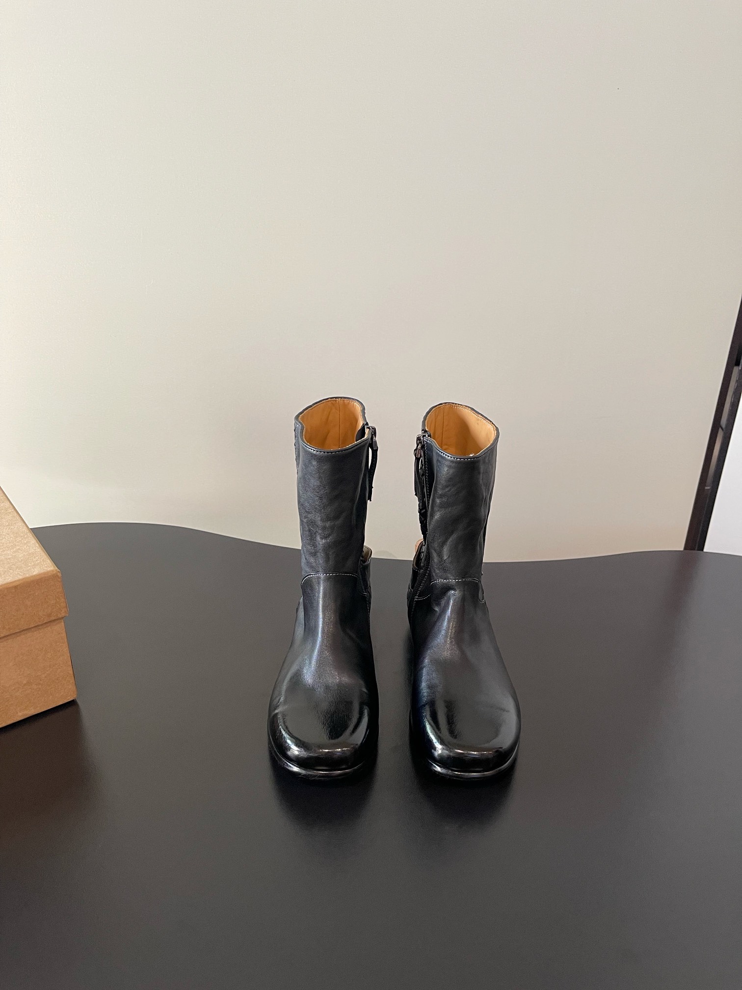 NO:563006,Top quality niche brand style retro Chelsea pleated Derby handmade shoes. Handmade shoes are about spontaneity. Just like people, each pair has its own thoughts and unique characteristics. There is no inherent template and you can’t find the same shoe!  Irregularity is the characteristic of handmade shoes, which should be retro and casual, with a natural and aged feel. The color and wrinkles of the shoes are like the traces of wear and tear after being worn for a long time. They will become more and more natural with the change of wearing time, and they will have more flavor as they are worn. Each pair of shoes is unique ~  This year's mainstream big-toe derbies are more comfortable and unconstrained than ordinary small leather shoes. Compared with loafers, they add some solemn texture, serious and cute handsome, and can be both formal and casual. The soles are thick but not heavy, which directly increases the proportion of the body~ Washed horsehide upper, washed cowhide lining, original raw rubber imported outsole, size 35-40 (40 custom-made, non-returnable), boots, loafers, boots, cowhide19860909顶级品质 小众品牌风格复古切尔西褶皱德比手工鞋 手工鞋讲究的是随性,跟人一样,每一双有自己的思想,自己独有的特色,没有固有模板,找不到一模一样！不规则是手工鞋的特色,就要复古随性,天然做旧感,鞋子的色泽和褶皱感像穿了很久磨合出来的痕迹,会随着穿着时间的变化变得越来越自然,越穿越有味道的,每双鞋子都是独一无二的～ 今年主流这种大头德比,比普通的小皮鞋更加自在不拘束,相比乐福鞋增加了一些庄重的质感,严肃且可爱的帅气,既能正式有能轻松驾驭休闲风,鞋底厚实但不厚重,直接拉高身材比例～ 鞋面水洗马皮 内里水洗牛皮 大底原版生胶进口大底 size35-40（40订做不退换）,靴子,loafers,boots,cowhide,Women's Shoes