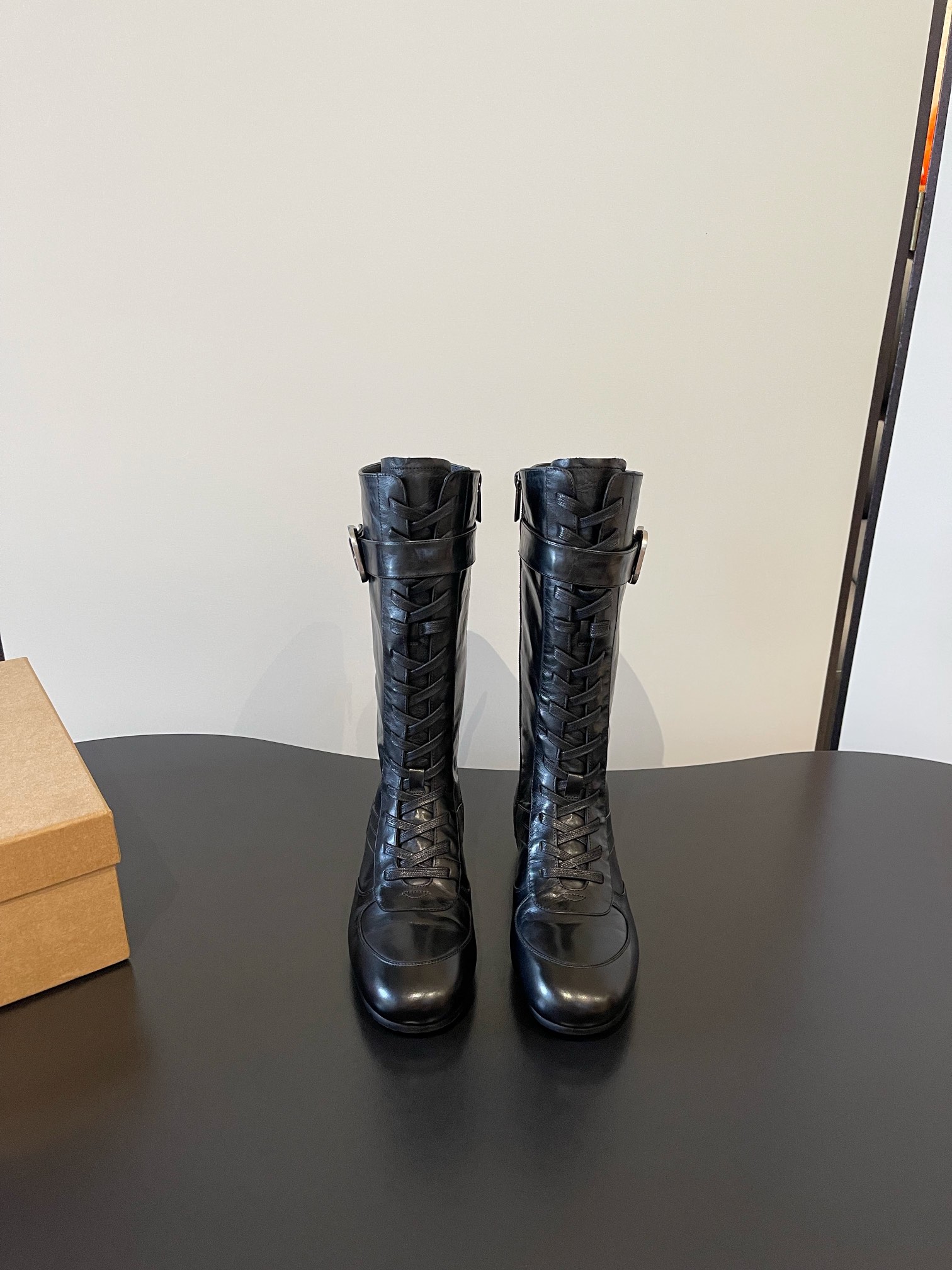 NO:594399,Niche brand Guidi style washed retro Chelsea pleated Derby handmade shoes. Handmade shoes are about spontaneity. Just like people, each pair has its own thoughts and unique characteristics. There is no inherent template, and you can't find them exactly the same!  Irregularity is the characteristic of handmade shoes, which should be retro and casual, with a natural and aged feel. The color and wrinkles of the shoes are like the traces of wear and tear after being worn for a long time. They will become more and more natural with the change of wearing time, and they will have more flavor as they are worn. Each pair of shoes is unique~  This year's mainstream big-toe derbies are more comfortable and unconstrained than ordinary small leather shoes. Compared with loafers, they add some solemn texture, serious and cute handsome, and can be both formal and casual. The soles are thick but not heavy, which directly increases the proportion of the body~ Washed horsehide on the upper, washed cowhide on the inside. Original imported outsole size 35-40 (40 custom-made, non-returnable), boots, loafers, boots, cowhide19860909小众品牌guidi风格水洗复古切尔西褶皱德比手工鞋 手工鞋讲究的是随性,跟人一样,每一双有自己的思想,自己独有的特色,没有固有模板,找不到一模一样！不规则是手工鞋的特色,就要复古随性,天然做旧感,鞋子的色泽和褶皱感像穿了很久磨合出来的痕迹,会随着穿着时间的变化变得越来越自然,越穿越有味道的,每双鞋子都是独一无二的～ 今年主流这种大头德比,比普通的小皮鞋更加自在不拘束,相比乐福鞋增加了一些庄重的质感,严肃且可爱的帅气,既能正式有能轻松驾驭休闲风,鞋底厚实但不厚重,直接拉高身材比例～ 鞋面水洗马皮 内里水洗牛皮 大底原版进口大底 size35-40（40订做不退换）,靴子,loafers,boots,cowhide,Women's Shoes