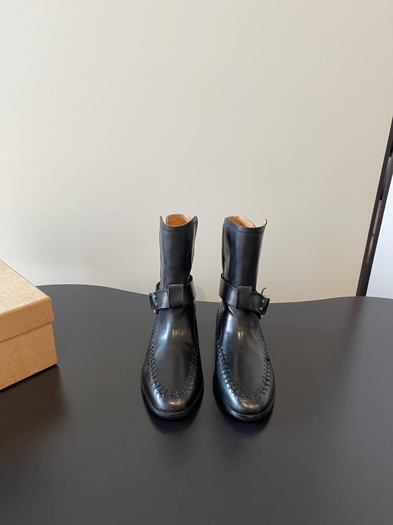 NO:562984,Top quality niche brand style retro Chelsea pleated Derby handmade shoes. Handmade shoes are about spontaneity. Just like people, each pair has its own thoughts and unique characteristics. There is no inherent template and you can’t find the same shoe!  Irregularity is the characteristic of handmade shoes, which should be retro and casual, with a natural and aged feel. The color and wrinkles of the shoes are like the traces of wear and tear after being worn for a long time. They will become more and more natural with the change of wearing time, and they will have more flavor as they are worn. Each pair of shoes is unique ~  This year's mainstream big-toe derby shoes are more comfortable and unconstrained than ordinary small leather shoes. Compared with loafers, they add some solemn texture, serious and cute handsome, and can be both formal and casual. The soles are thick but not heavy, which directly increases the proportion of the body~ Imported calfskin upper, washed cowhide lining, outsole, original imported outsole, size 35-40 (40 customized, non-returnable), boots, loafers, boots, cowhide19860909顶级品质 小众品牌风格复古切尔西褶皱德比手工鞋 手工鞋讲究的是随性,跟人一样,每一双有自己的思想,自己独有的特色,没有固有模板,找不到一模一样！不规则是手工鞋的特色,就要复古随性,天然做旧感,鞋子的色泽和褶皱感像穿了很久磨合出来的痕迹,会随着穿着时间的变化变得越来越自然,越穿越有味道的,每双鞋子都是独一无二的～ 今年主流这种大头德比,比普通的小皮鞋更加自在不拘束,相比乐福鞋增加了一些庄重的质感,严肃且可爱的帅气,既能正式有能轻松驾驭休闲风,鞋底厚实但不厚重,直接拉高身材比例～ 鞋面进口小牛皮 内里水洗牛皮 大底原版进口大底 size35-40（40订做不退换）,靴子,loafers,boots,cowhide,Women's Shoes