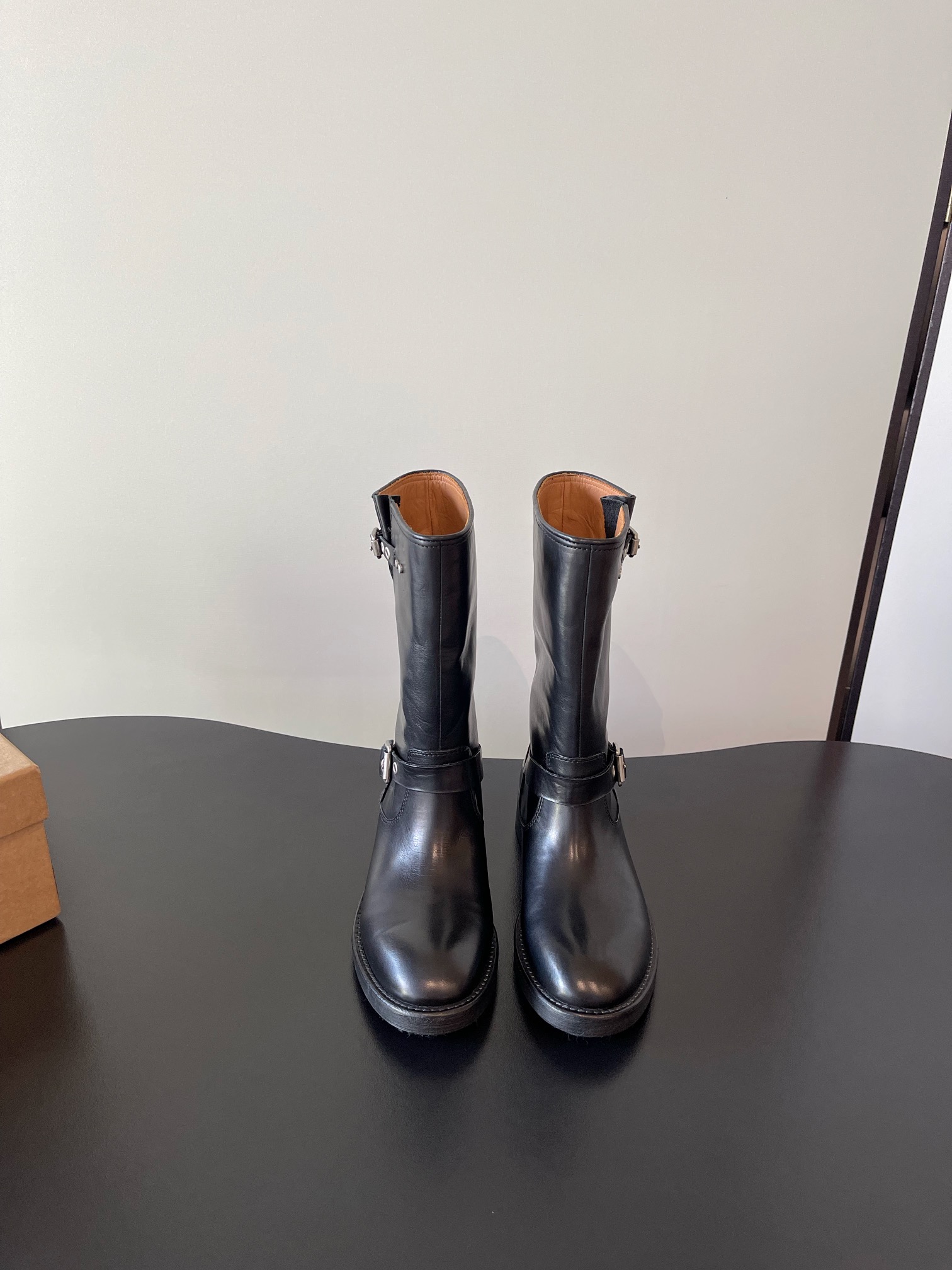 NO:563001,Top quality niche brand style retro Chelsea pleated Derby handmade shoes. Handmade shoes are about spontaneity. Just like people, each pair has its own thoughts and unique characteristics. There is no inherent template and you can’t find the same shoe!  Irregularity is the characteristic of handmade shoes, which should be retro and casual, with a natural and aged feel. The color and wrinkles of the shoes are like the traces of wear and tear after being worn for a long time. They will become more and more natural with the change of wearing time, and they will have more flavor as they are worn. Each pair of shoes is unique ~  This year's mainstream big-toe derby shoes are more comfortable and unconstrained than ordinary small leather shoes. Compared with loafers, they add some solemn texture, serious and cute handsome, and can be both formal and casual. The soles are thick but not heavy, which directly increases the proportion of the body~ Imported calfskin upper, washed cowhide lining, outsole, original imported outsole, size 35-40 (40 customized, non-returnable), boots, loafers, boots, cowhide19860909顶级品质 小众品牌风格复古切尔西褶皱德比手工鞋 手工鞋讲究的是随性,跟人一样,每一双有自己的思想,自己独有的特色,没有固有模板,找不到一模一样！不规则是手工鞋的特色,就要复古随性,天然做旧感,鞋子的色泽和褶皱感像穿了很久磨合出来的痕迹,会随着穿着时间的变化变得越来越自然,越穿越有味道的,每双鞋子都是独一无二的～ 今年主流这种大头德比,比普通的小皮鞋更加自在不拘束,相比乐福鞋增加了一些庄重的质感,严肃且可爱的帅气,既能正式有能轻松驾驭休闲风,鞋底厚实但不厚重,直接拉高身材比例～ 鞋面进口小牛皮 内里水洗牛皮 大底原版进口大底 size35-40（40订做不退换）,靴子,loafers,boots,cowhide,Women's Shoes