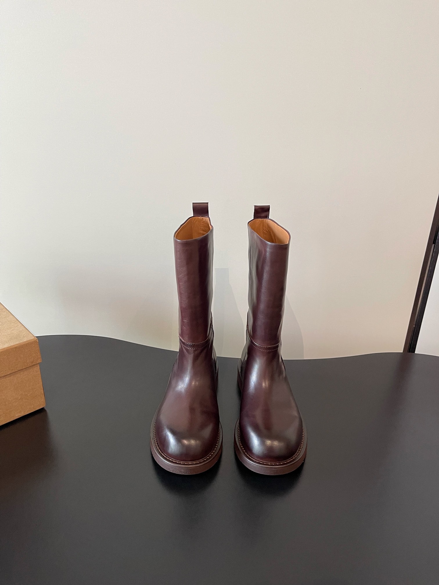 NO:562996,Top quality niche brand style retro Chelsea pleated Derby handmade shoes. Handmade shoes are about spontaneity. Just like people, each pair has its own thoughts and unique characteristics. There is no inherent template and you can’t find the same shoe!  Irregularity is the characteristic of handmade shoes, which should be retro and casual, with a natural and aged feel. The color and wrinkles of the shoes are like the traces of wear and tear after being worn for a long time. They will become more and more natural with the change of wearing time, and they will have more flavor as they are worn. Each pair of shoes is unique~  This year's mainstream big-toe derbies are more comfortable and unconstrained than ordinary small leather shoes. Compared with loafers, they add some solemn texture, serious and cute handsome, and can be both formal and easy to control casual style. The soles are thick but not heavy, which directly increases the body proportion~ Upper imported calfskin Lining washed cowhide outsole original imported outsole size 35-40 (40 custom-made non-returnable), boots, loafers, boots, cowhide19860909顶级品质 小众品牌风格复古切尔西褶皱德比手工鞋 手工鞋讲究的是随性,跟人一样,每一双有自己的思想,自己独有的特色,没有固有模板,找不到一模一样！不规则是手工鞋的特色,就要复古随性,天然做旧感,鞋子的色泽和褶皱感像穿了很久磨合出来的痕迹,会随着穿着时间的变化变得越来越自然,越穿越有味道的,每双鞋子都是独一无二的～ 今年主流这种大头德比,比普通的小皮鞋更加自在不拘束,相比乐福鞋增加了一些庄重的质感,严肃且可爱的帅气,既能正式有能轻松驾驭休闲风,鞋底厚实但不厚重,直接拉高身材比例～  鞋面 进口小牛皮 内里水洗牛皮 大底原版进口大底 size35-40（40订做不退换）,靴子,loafers,boots,cowhide,Women's Shoes