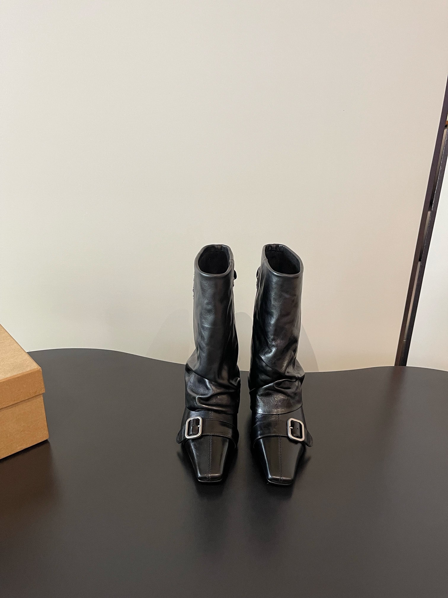 NO:593859,Niche brand Guidi style washed retro Chelsea pleated Derby handmade shoes. Handmade shoes are about spontaneity. Just like people, each pair has its own thoughts and unique characteristics. There is no inherent template, and you can't find them exactly the same!  Irregularity is the characteristic of handmade shoes, which should be retro and casual, with a natural and aged feel. The color and wrinkles of the shoes are like the traces of wear and tear after being worn for a long time. They will become more and more natural with the change of wearing time, and they will have more flavor as they are worn. Each pair of shoes is unique ~  This year's mainstream big-toe derbies are more comfortable and unconstrained than ordinary small leather shoes. Compared with loafers, they add some solemn texture, serious and cute handsome, and can be both formal and casual. The soles are thick but not heavy, which directly increases the proportion of the body~ Washed horsehide on the upper, washed cowhide on the inside. Original imported outsole size 35-40 (40 custom-made, non-returnable), boots, loafers, boots, cowhide19860909小众品牌guidi风格水洗复古切尔西褶皱德比手工鞋 手工鞋讲究的是随性,跟人一样,每一双有自己的思想,自己独有的特色,没有固有模板,找不到一模一样！不规则是手工鞋的特色,就要复古随性,天然做旧感,鞋子的色泽和褶皱感像穿了很久磨合出来的痕迹,会随着穿着时间的变化变得越来越自然,越穿越有味道的,每双鞋子都是独一无二的～ 今年主流这种大头德比,比普通的小皮鞋更加自在不拘束,相比乐福鞋增加了一些庄重的质感,严肃且可爱的帅气,既能正式有能轻松驾驭休闲风,鞋底厚实但不厚重,直接拉高身材比例～ 鞋面水洗马皮 内里水洗牛皮 大底原版进口大底 size35-40（40订做不退换）,靴子,loafers,boots,cowhide,Women's Shoes