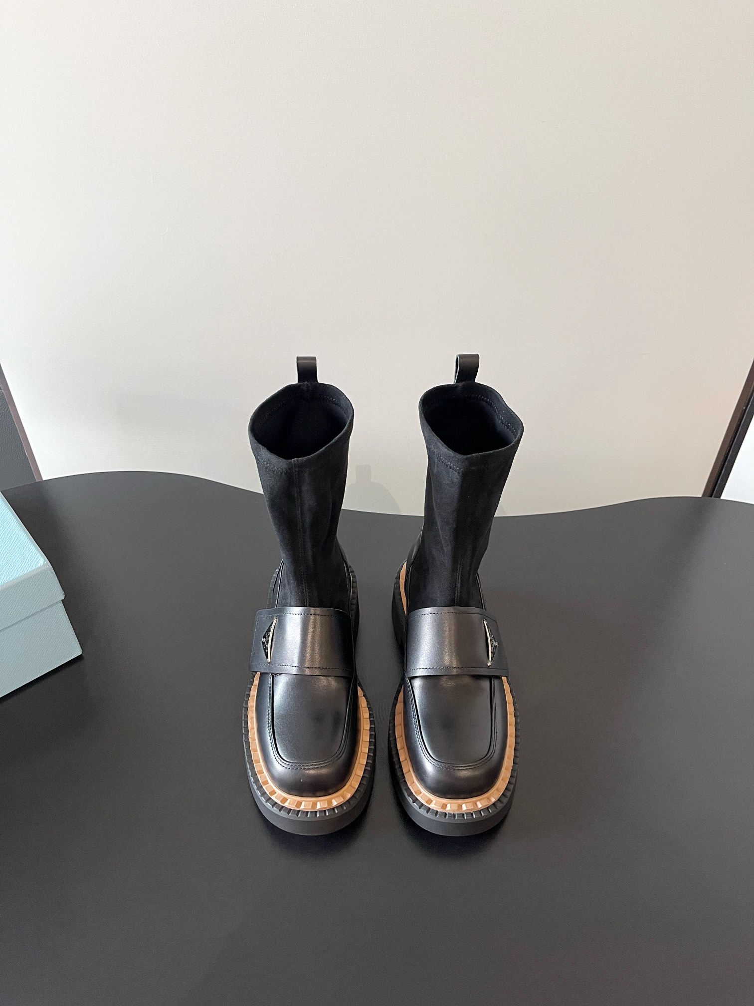 NO:593115,PRADA's latest elastic thick-soled motorcycle boots, bags, fashionable and casual motorcycle Martin boots, unique taste, loved by everyone and easy to control, will explode every year. And the classic shoe last is enough to conquer you. Wear it to increase your height and be casual at the same time. The feet are simple and handsome!  Fabric imported open edge beads cowhide lining foot pad dyed sheepskin outsole original outsole 4cm size 35-41 (customized 40 41), boots, prada, boots, cowhide, sheepskin19860909PRADA 最新弹力 厚底机车靴 包包时尚休闲机车马丁靴 独到味道 人人都爱也轻松驾驭 每年都会爆.还有就是经典的鞋楦 足以征服你 穿上它 增高休闲两不失误 脚简单帅气 ！ 面料进口开边珠 牛皮 内里垫脚透染羊皮 大底原版大底 4cm 码数35-41（40 41定做）,靴子,prada,boots,cowhide,sheepskin,Women's Shoes