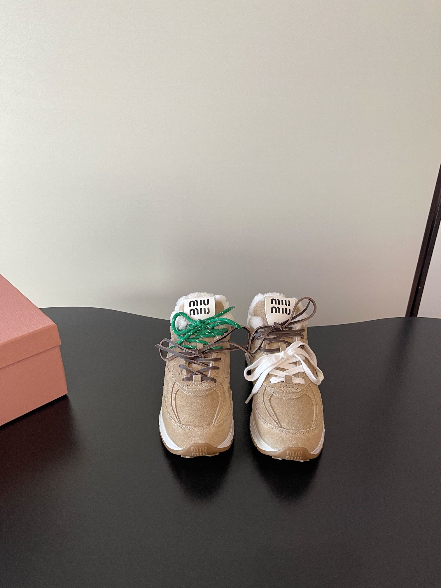 NO:594404,miumiu's latest wool daddy thick-soled casual sneakers. Recently, miu accessories have once again become a craze. Celebrity ordering events from all walks of life are popular for try-on orders. Super casual and versatile. You won't regret buying them with your eyes closed. Customized imported calfskin upper, wool lining, 3cm inlay, ZP molded outsole, size 35-39 (40 can be customized and non-refundable), casual shoes/sports shoes, miumiu, sneakers, cowhide19860909miumiu 最新羊毛里 老爹 厚底休闲运动鞋  近期miu配饰再次喧起热潮神器·各路明星订货会试穿订购火爆 超级休闲百搭 闭眼入都是不会后悔 鞋面定制进口小牛皮 内里羊毛 内增3cm 鞋底ZP开模大底 码数35-39 (40可定做不退换),休闲鞋/运动鞋,miumiu,sneakers,cowhide,Women's Shoes