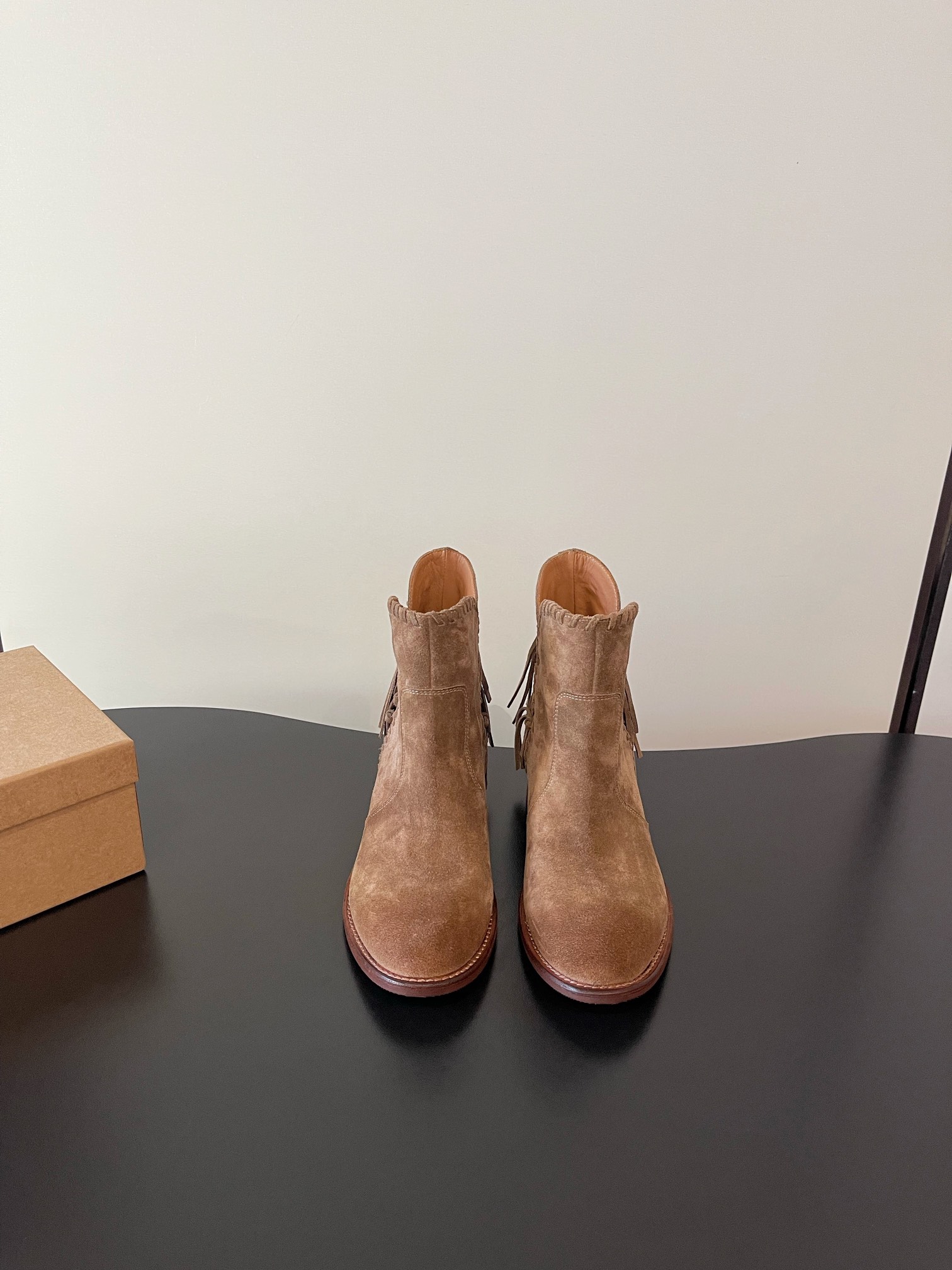 NO:594401,The latest niche brand tassel style washed vintage Chelsea pleated Derby handmade shoes. Handmade shoes are about spontaneity. Just like people, each pair has its own thoughts and unique characteristics. There is no inherent template and you can’t find them exactly the same!  Irregularity is the characteristic of handmade shoes, which should be retro and casual, with a natural and aged feel. The color and wrinkles of the shoes are like the traces of wear and tear after being worn for a long time. They will become more and more natural with the change of wearing time, and they will have more flavor as they are worn. Each pair of shoes is unique ~  This year's mainstream big-toe derbies are more comfortable and unconstrained than ordinary small leather shoes. Compared with loafers, they add some solemn texture, serious and cute handsome, and can be both formal and casual. The soles are thick but not heavy, which directly increases the proportion of the body~ Washed horsehide on the upper, washed cowhide on the inside. Original imported outsole size 35-40 (40 custom-made, non-returnable), boots, loafers, boots, cowhide19860909最新 小众品牌 流苏 风格水洗复古切尔西褶皱德比手工鞋 手工鞋讲究的是随性,跟人一样,每一双有自己的思想,自己独有的特色,没有固有模板,找不到一模一样！不规则是手工鞋的特色,就要复古随性,天然做旧感,鞋子的色泽和褶皱感像穿了很久磨合出来的痕迹,会随着穿着时间的变化变得越来越自然,越穿越有味道的,每双鞋子都是独一无二的～ 今年主流这种大头德比,比普通的小皮鞋更加自在不拘束,相比乐福鞋增加了一些庄重的质感,严肃且可爱的帅气,既能正式有能轻松驾驭休闲风,鞋底厚实但不厚重,直接拉高身材比例～ 鞋面水洗马皮 内里水洗牛皮 大底原版进口大底 size35-40（40订做不退换）,靴子,loafers,boots,cowhide,Women's Shoes