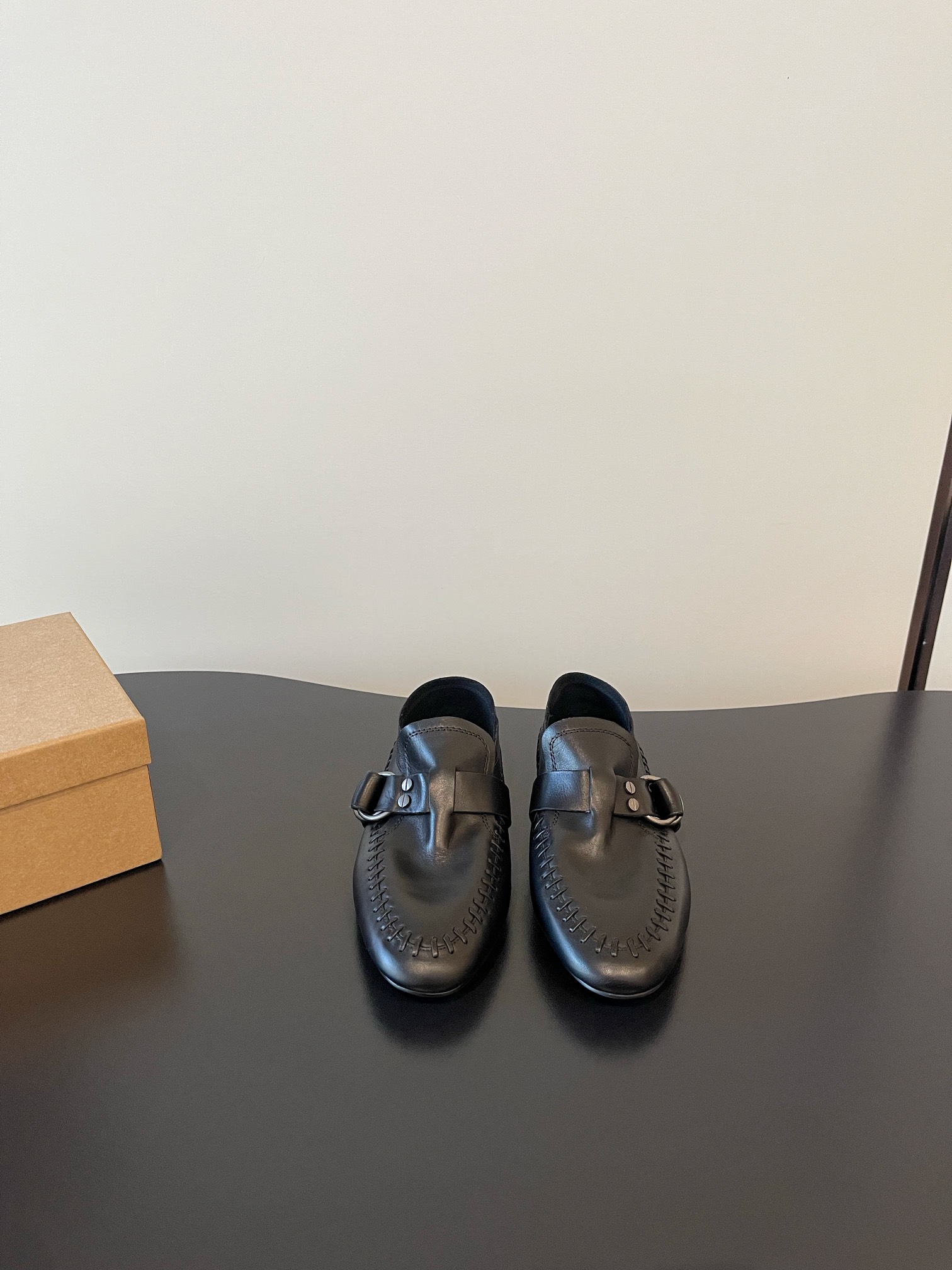 NO:563450,Top quality, latest, niche brand, washed, vintage, Love, Chelsea pleated Derby handmade shoes. Handmade shoes are about spontaneity. Just like people, each pair has its own thoughts and unique characteristics. There is no inherent template, and there is no one that is exactly the same!  Irregularity is the characteristic of handmade shoes, which should be retro and casual, with a natural and aged feel. The color and wrinkles of the shoes are like the traces of wear and tear after being worn for a long time. They will become more and more natural with the change of wearing time, and they will have more flavor as they are worn. Each pair of shoes is unique~  This year's mainstream big-toe derby shoes are more comfortable and unconstrained than ordinary small leather shoes. Compared with loafers, they add some solemn texture, serious and cute handsome, and can be both formal and casual. The soles are thick but not heavy, which directly increases the proportion of the body ~ Washed horsehide on the upper, washed cowhide on the inside. Original imported outsole size 35-40 (custom-made in 40, non-refundable), loafers, loafers, cowhide19860909顶级品质 最新 小众品牌 水洗 复古 乐福 切尔西褶皱德比手工鞋 手工鞋讲究的是随性,跟人一样,每一双有自己的思想,自己独有的特色,没有固有模板,找不到一模一样！不规则是手工鞋的特色,就要复古随性,天然做旧感,鞋子的色泽和褶皱感像穿了很久磨合出来的痕迹,会随着穿着时间的变化变得越来越自然,越穿越有味道的,每双鞋子都是独一无二的～ 今年主流这种大头德比,比普通的小皮鞋更加自在不拘束,相比乐福鞋增加了一些庄重的质感,严肃且可爱的帅气,既能正式有能轻松驾驭休闲风,鞋底厚实但不厚重,直接拉高身材比例～ 鞋面水洗马皮 内里水洗牛皮 大底原版进口大底 size35-40（40订做不退换）,乐福鞋,loafers,cowhide,Women's Shoes