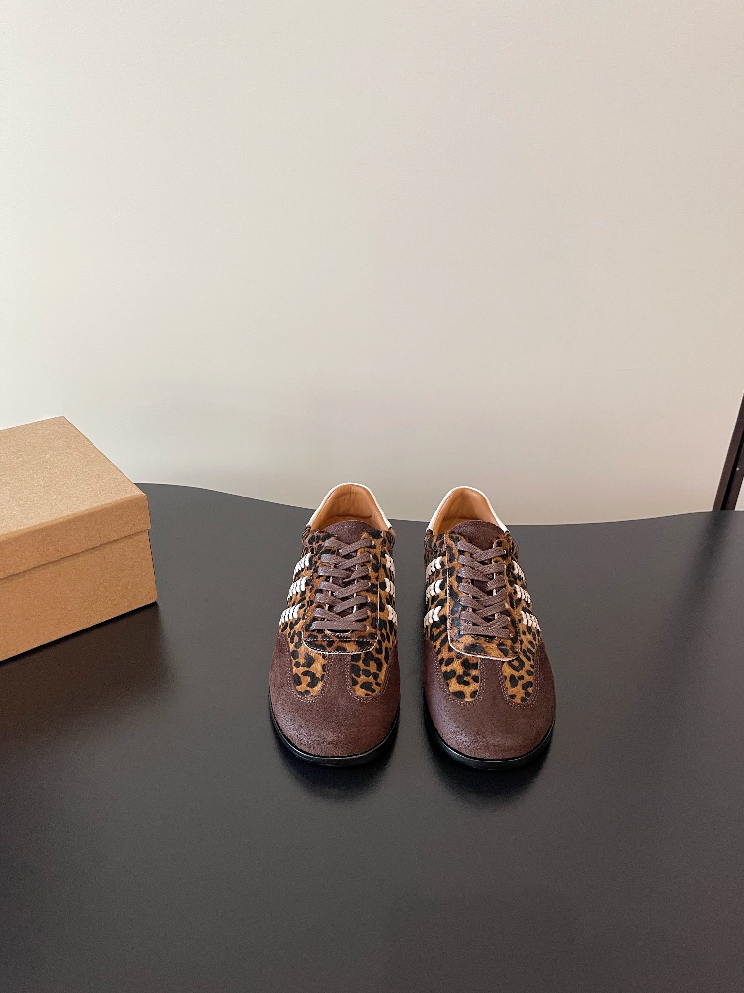 NO:594396,The latest niche brand, retro, ethics, Love, Chelsea pleated Derby handmade shoes. Handmade shoes are about spontaneity. Just like people, each pair has its own thoughts and unique characteristics. There is no inherent template, and you can’t find them exactly the same!  Irregularity is the characteristic of handmade shoes, which should be retro and casual, with a natural and aged feel. The color and wrinkles of the shoes are like the traces of wear and tear after being worn for a long time. They will become more and more natural with the change of wearing time, and they will have more flavor as they are worn. Each pair of shoes is unique ~  This year's mainstream big-toe derby shoes are more comfortable and unconstrained than ordinary small leather shoes. Compared with loafers, they add some solemn texture. They are serious and cute and handsome. They can be both formal and easy to control the casual style. The soles are thick but not heavy, which directly increases the proportion of the body~ The upper is washed horsehide and the inner is washed cowhide. The outsole is the original imported outsole.  size 35-40 (40 orders are not returnable), casual shoes/sports shoes, loafers, sneakers, cowhide19860909最新 小众品牌 复古 德训 乐福 切尔西褶皱德比手工鞋 手工鞋讲究的是随性,跟人一样,每一双有自己的思想,自己独有的特色,没有固有模板,找不到一模一样！不规则是手工鞋的特色,就要复古随性,天然做旧感,鞋子的色泽和褶皱感像穿了很久磨合出来的痕迹,会随着穿着时间的变化变得越来越自然,越穿越有味道的,每双鞋子都是独一无二的～ 今年主流这种大头德比,比普通的小皮鞋更加自在不拘束,相比乐福鞋增加了一些庄重的质感,严肃且可爱的帅气,既能正式有能轻松驾驭休闲风,鞋底厚实但不厚重,直接拉高身材比例～ 鞋面水洗马皮 内里水洗牛皮 大底原版进口大底 size35-40（40订做不退换）,休闲鞋/运动鞋,loafers,sneakers,cowhide,Women's Shoes