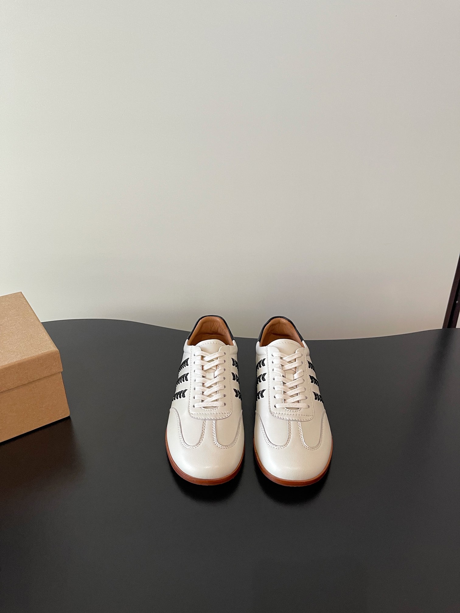 NO:594397,The latest niche brand, washed, vintage, Love, Chelsea pleated Derby handmade shoes. Handmade shoes are about spontaneity. Just like people, each pair has its own thoughts and unique characteristics. There is no inherent template, and there is no one that is exactly the same!  Irregularity is the characteristic of handmade shoes, which should be retro and casual, with a natural and aged feel. The color and wrinkles of the shoes are like the traces of wear and tear after being worn for a long time. They will become more and more natural with the change of wearing time, and they will have more flavor as they are worn. Each pair of shoes is unique ~  This year's mainstream big-toe derby shoes are more comfortable and unconstrained than ordinary small leather shoes. Compared with loafers, they add some solemn texture. They are serious and cute and handsome. They can be both formal and easy to control the casual style. The soles are thick but not heavy, which directly increases the proportion of the body~ The upper is washed horsehide and the inner is washed cowhide. The outsole is the original imported outsole.  size 35-40 (40 orders are not returnable), casual shoes/sports shoes, loafers, sneakers, cowhide19860909最新 小众品牌 水洗 复古 乐福 切尔西褶皱德比手工鞋 手工鞋讲究的是随性,跟人一样,每一双有自己的思想,自己独有的特色,没有固有模板,找不到一模一样！不规则是手工鞋的特色,就要复古随性,天然做旧感,鞋子的色泽和褶皱感像穿了很久磨合出来的痕迹,会随着穿着时间的变化变得越来越自然,越穿越有味道的,每双鞋子都是独一无二的～ 今年主流这种大头德比,比普通的小皮鞋更加自在不拘束,相比乐福鞋增加了一些庄重的质感,严肃且可爱的帅气,既能正式有能轻松驾驭休闲风,鞋底厚实但不厚重,直接拉高身材比例～ 鞋面水洗马皮 内里水洗牛皮 大底原版进口大底 size35-40（40订做不退换）,休闲鞋/运动鞋,loafers,sneakers,cowhide,Women's Shoes