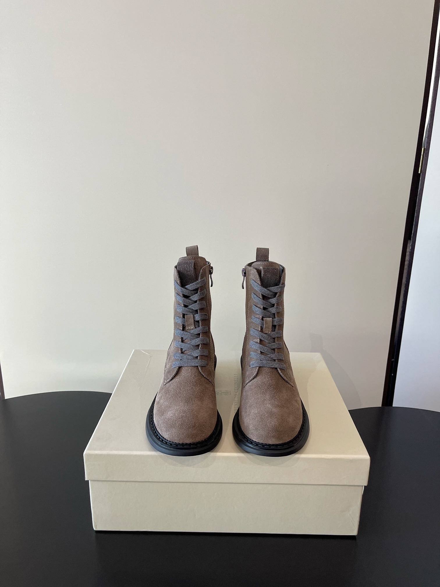 NO:594398,brunellocucinelli BC's latest elastic Chelsea short boots, the highest version of old money style color matching, high mercerized upper, with hardware chain that will not fade, sheepskin lining, sheepskin foot pads, high-density elastic latex outsole, original outsole, size 35-41 (35 and 41 customized are not returnable), boots, brunello cucinelli, boots, sheepskin19860909brunellocucinelli BC最新 松紧 切尔西 短靴 老钱风配色最高版本 鞋面高丝光 搭配五金链条不掉色 内里羊皮 垫脚羊皮垫脚 高密度弹力乳胶 大底原版大底 码数35-41码（35和41定做不退换）,靴子,brunello cucinelli,boots,sheepskin,Women's Shoes