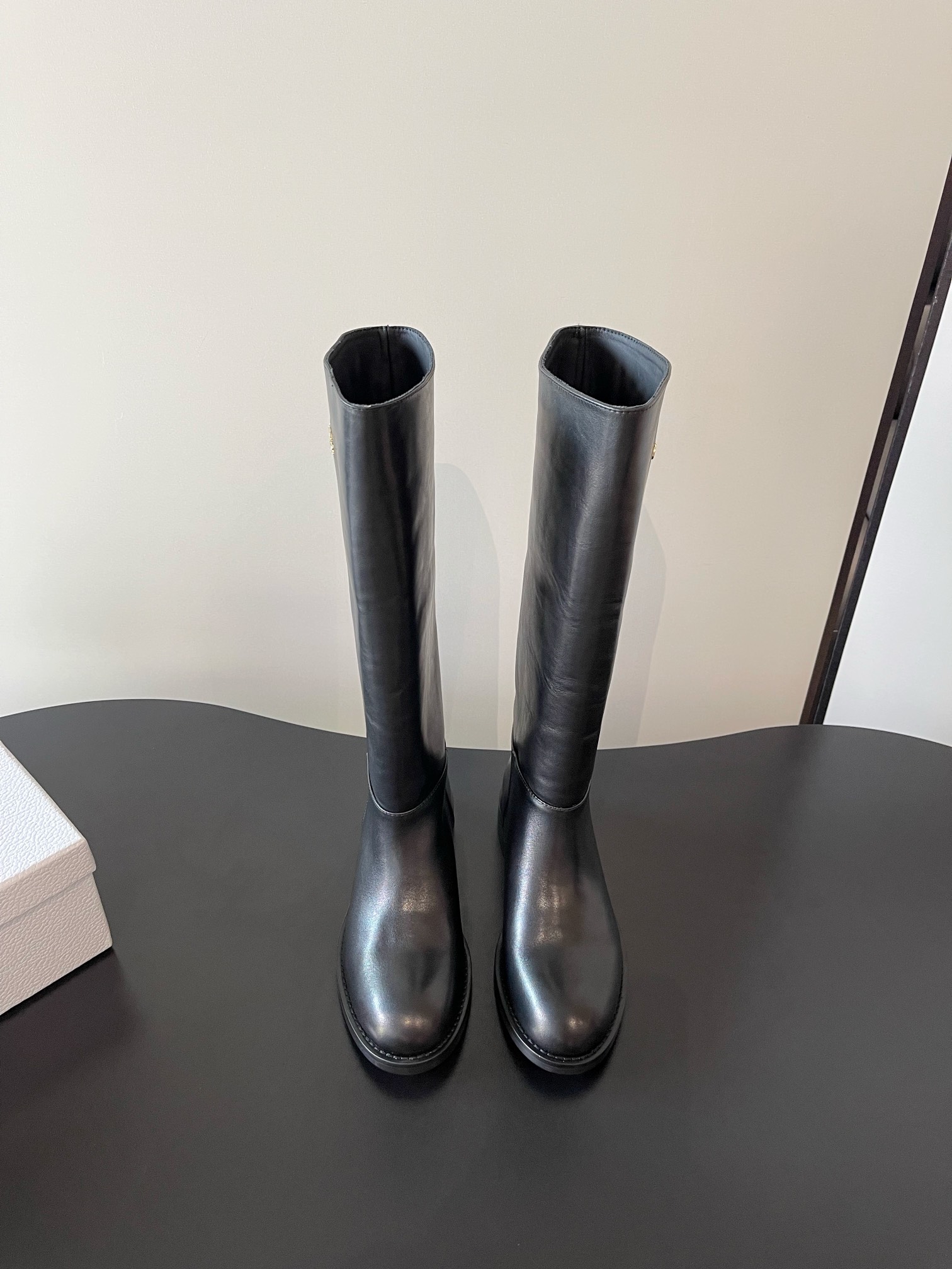 NO:593111,dior｜Dior Reba·Same style D-Road rider boots motorcycle boots Kim Jisoo Jisoo Paris Fashion Show debut D-Road boots Hollow design, hemp rope straps can be adjusted to various foot shapes!  The heel height of the short boots is cleverly designed, which not only has the right heightening effect, but also ensures stability and freedom when walking. Whether it is paired with simple jeans to create a daily street style, or combined with an elegant skirt to attend important occasions, it can be easily controlled, perfectly interpreting the true meaning of fashion and versatility. The upper is calfskin, the lining is cowhide, and the lining is cowhide. The original open-molded rubber cannon base.  size35-40 (customized at 40.41), boots, dior, dior, boots, skirts, jeans, cowhide, sheep19860909dior｜迪奥迪丽热巴·同款D-Road 骑士靴 机车靴 金智秀Jisoo巴黎时尚展首秀 D-Road 靴 镂空的设计、麻绳绑带 可调节至各种脚型！ 短靴的跟高设计巧妙,既有着恰到好处的增高效果,又能保证行走时的稳健与自在.无论是搭配简约的牛仔裤打造日常出街造型,还是与优雅的裙装组合出席重要场合,它都能轻松驾驭,完美诠释时尚百搭的真谛. 鞋面 小牛皮 羊京 内里牛皮垫脚牛皮 原版开模橡胶发炮打底 size35-40（40.41订做）,靴子,dior,dior,boots,skirts,jeans,cowhide,sheep,Women's Shoes