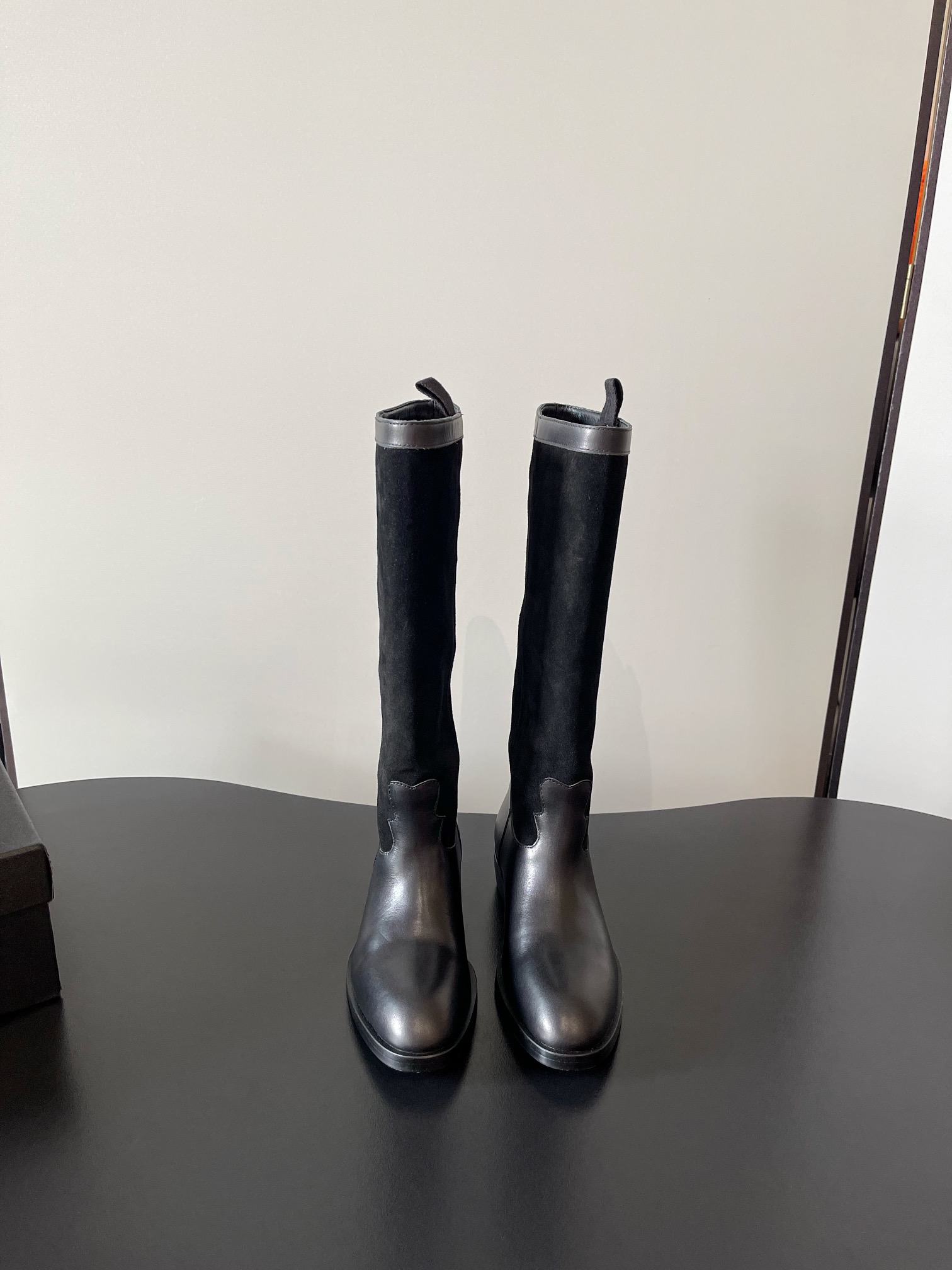 NO:593862,Chanel Chanel's latest small fragrant suede color-blocked cavalier mid-boots!  Retro style boots Western cowboy boots!  Unique western boot design with smooth curves and irregular edges like free lines in the wilderness!  With a casual and free taste, let every step be uninhibited and refined!  Whether paired with smart suit pants to create a cool urban style, or paired with an elegant dress to create a strong and soft aesthetic. Or paired with jeans to create an authentic western style!  The upper is made of first-layer cowhide stitched with suede. The lining is water-dyed cowhide. The size is 35-40 (41 is custom-made and cannot be returned or exchanged). Boots, chanel, chanel, boots, skirts, jeans, business suit, cowhide, chamois leather19860909Chanel 香奈儿最新小香麂皮拼色一脚蹬骑士中靴高靴！复古风靴子西部牛仔靴！ 独特的西部靴筒设计 流畅的曲线,不规则的边缘如同旷野中的自由线条！带着随性洒脱的味道.让每一步都踏出不羁与精致！无论是搭配干练的西装裤 打造都市酷飒风 还是与飘逸的连衣裙相配 碰撞出刚柔并济的美感.亦或是配上牛仔裤 演绎原汁原味的西部风情！ 鞋面采用头层牛皮拼接麂皮 内里垫脚水染牛皮 码数35-40（41定做不退换）,靴子,chanel,chanel,boots,skirts,jeans,business suit,cowhide,chamois leather,Women's Shoes