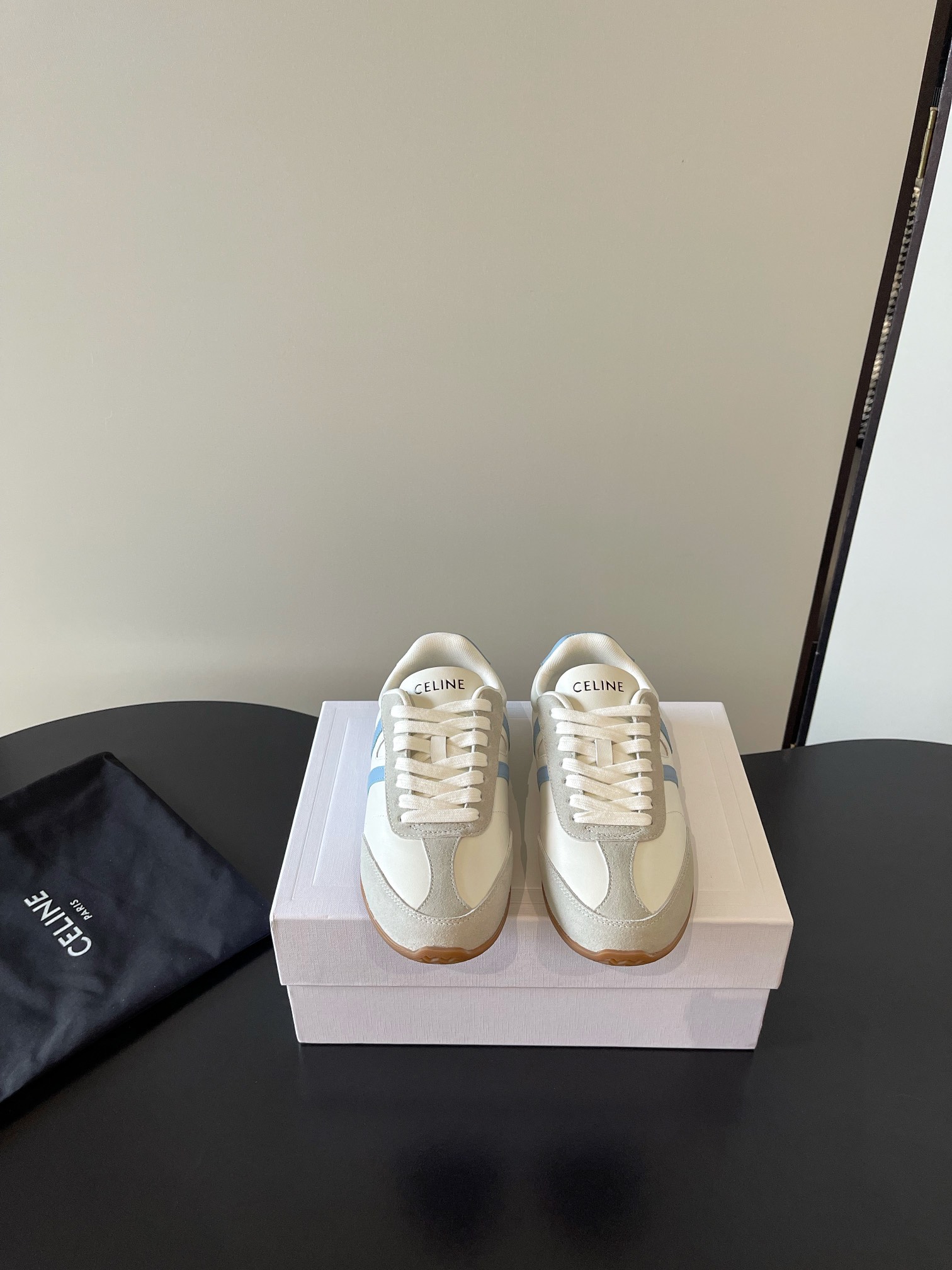 NO:534929,CELINE latest model retro, moral training, white shoes, hot launch of new color scheme, the overall design is simple and classic color scheme, the kind that can be closed, the CELINE HOMME CELINE new TRAINER series interprets street pace CELINE new iconic CELINE Arc de Triomphe logo embroidered shoes tongue pattern decoration Fabric calfskin Nelipili Outsole original rubber outsole Size 35-40 (custom made in 40, 41), casual shoes/sports shoes, celine, sneakers, cowhide19860909CELINE 最新款 复古 德训 小白鞋 火爆推出新的配色版型整体设计简约和经典配色可闭眼入的那种CELINE HOMME CELINE全新TRAINER系列诠释街头步调CELINE思琳全新标志性CELINE凯旋门标志刺绣鞋舌图案装饰 面料小牛皮 内里皮里 大底原版橡胶大底 码数35-40（40、41订做）,休闲鞋/运动鞋,celine,sneakers,cowhide,Women's Shoes