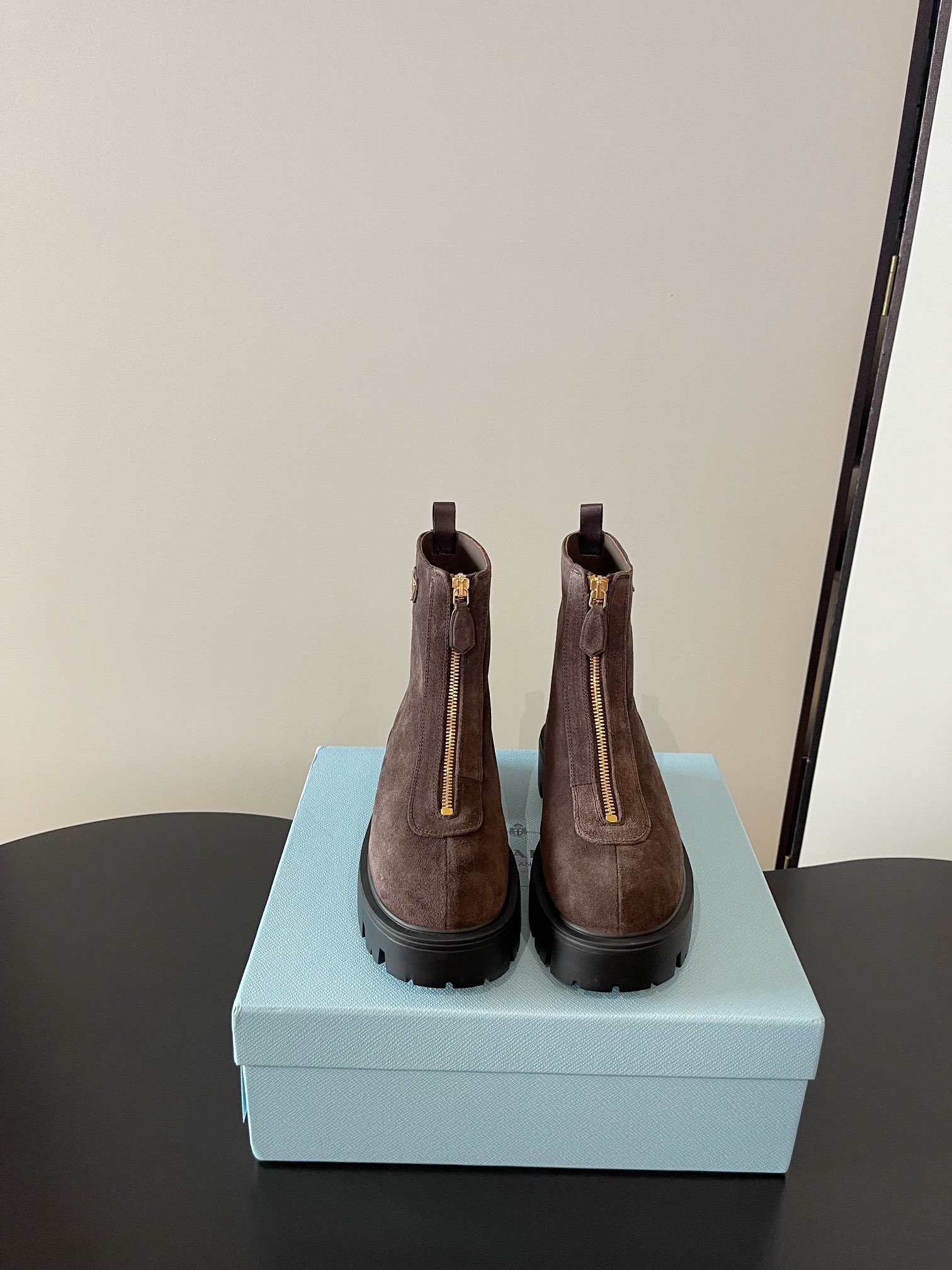 NO:593047,Prada's latest thick-soled front zipper short boots are embellished with classic triangle logos, highlighting the unique brand style. The zipper design not only adds a sense of coolness, but is also super convenient to put on and take off. The suede material is full of texture, and the three colors have their own merits, gentle milk tea, cool black, and calm dark brown, suitable for various styles. Top-grade high mercerized upper, sheepskin lining  Size 35-40 (41 customized), boots, prada, prada, boots, sheepskin, chamois leather19860909Prada普拉达 最新 厚底 前拉链 短靴 经典三角标点缀,彰显独特的品牌格调.拉链设计不仅增添了酷感,穿脱也超方便.麂皮材质质感满满, 三个颜色各有千秋,温柔奶茶色、酷帅黑色、沉稳深棕,适配各种风格. 鞋面顶级高丝光 内里羊皮 码数35-40（41定做）,靴子,prada,prada,boots,sheepskin,chamois leather,Women's Shoes