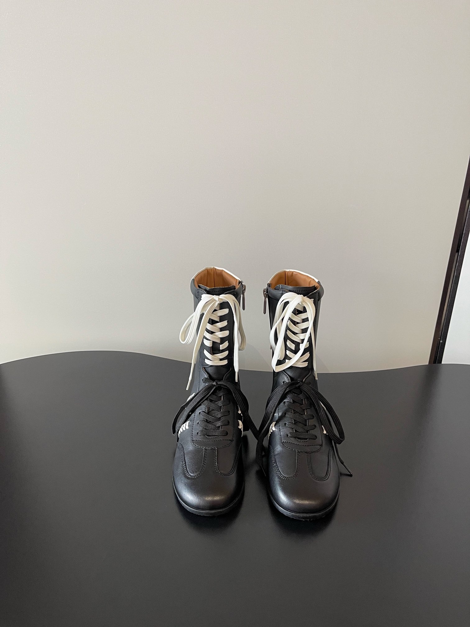 NO:562987,Top quality, latest, niche brand, retro, moral training, Love, Chelsea pleated Derby handmade shoes. Handmade shoes are about spontaneity. Just like people, each pair has its own thoughts and unique characteristics. There is no inherent template, and you can’t find them exactly the same!  Irregularity is the characteristic of handmade shoes, which should be retro and casual, with a natural and aged feel. The color and wrinkles of the shoes are like the traces of wear and tear after being worn for a long time. They will become more and more natural with the change of wearing time, and they will have more flavor as they are worn. Each pair of shoes is unique~  This year's mainstream big-toe derby shoes are more comfortable and unconstrained than ordinary small leather shoes. Compared with loafers, they add some solemn texture, serious and cute handsome, and can be both formal and casual. The soles are thick but not heavy, which directly increases the proportion of the body~ Horse hair upper, calfskin, washed cowhide lining, outsole, original imported outsole size 35-40 (custom-made in 40, non-refundable), boots, loafers, boots, cowhide19860909顶级品质 最新 小众品牌 复古 德训 乐福 切尔西褶皱德比手工鞋 手工鞋讲究的是随性,跟人一样,每一双有自己的思想,自己独有的特色,没有固有模板,找不到一模一样！不规则是手工鞋的特色,就要复古随性,天然做旧感,鞋子的色泽和褶皱感像穿了很久磨合出来的痕迹,会随着穿着时间的变化变得越来越自然,越穿越有味道的,每双鞋子都是独一无二的～ 今年主流这种大头德比,比普通的小皮鞋更加自在不拘束,相比乐福鞋增加了一些庄重的质感,严肃且可爱的帅气,既能正式有能轻松驾驭休闲风,鞋底厚实但不厚重,直接拉高身材比例～ 鞋面马毛 小牛皮 内里水洗牛皮 大底原版进口大底 size35-40（40订做不退换）,靴子,loafers,boots,cowhide,Women's Shoes