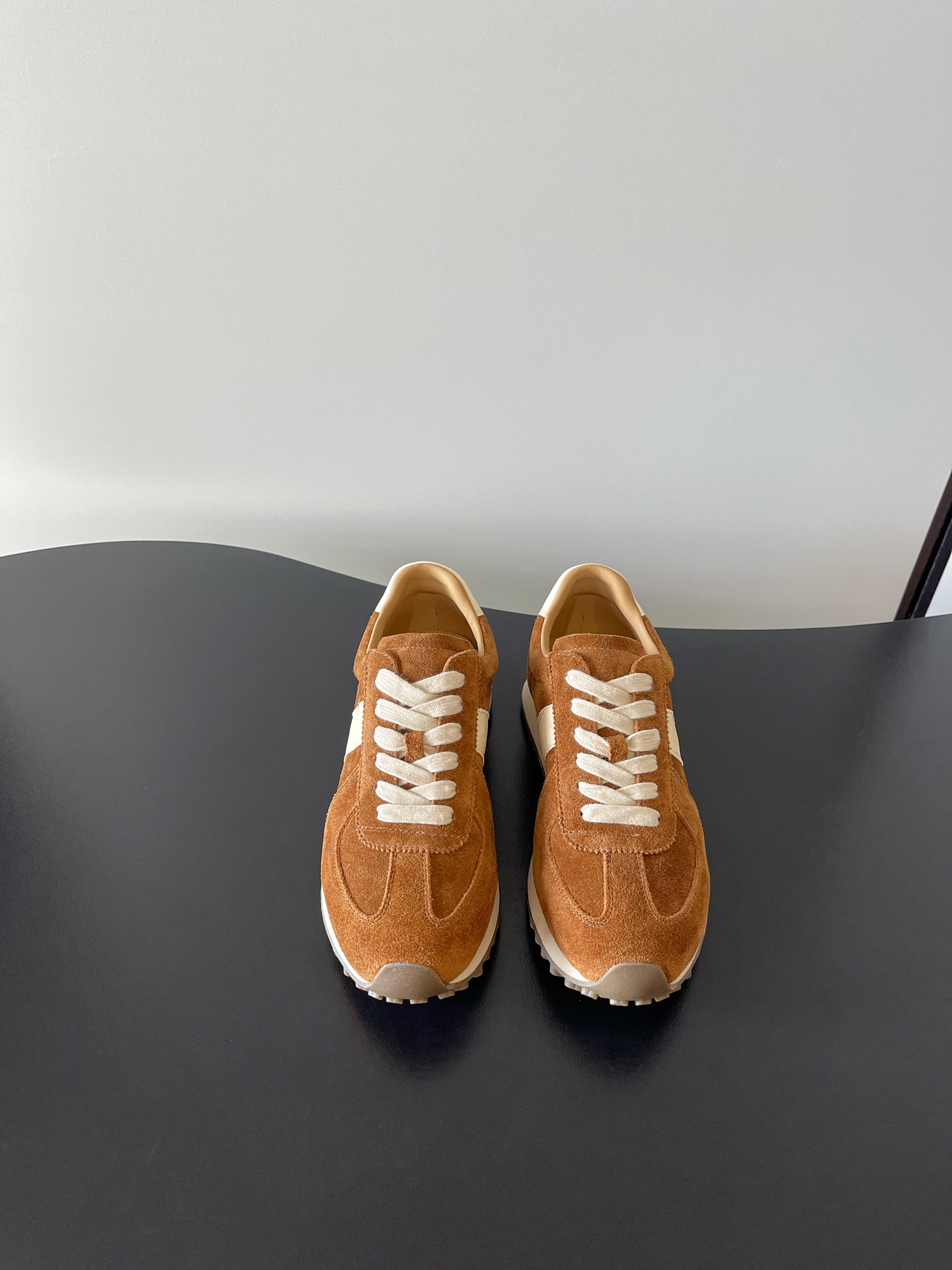 NO:593868,The latest niche brand, retro, moral training, Love, thick-soled Derby handmade shoes. Handmade shoes are about spontaneity. Just like people, each pair has its own thoughts and unique characteristics. There is no inherent template, and there is no exact same shoe!  Irregularity is the characteristic of handmade shoes, which should be retro and casual, with a natural and aged feel. The color and wrinkles of the shoes are like the traces of wear and tear after being worn for a long time. They will become more and more natural with the change of wearing time, and they will have more flavor as they are worn. Each pair of shoes is unique ~  This year's mainstream big-toe derbies are more comfortable and unconstrained than ordinary small leather shoes. Compared with loafers, they add some solemn texture, serious and cute handsome, they can be formal and can easily control the casual style. The soles are thick but not heavy, directly increasing the body proportion ~ Upper Sheep Jing noodles Lining washed cowhide outsole original imported outsole size 35-39, casual shoes/sports shoes, loafers, sneakers, cowhide, sheep19860909最新 小众品牌 复古 德训 乐福 厚底德比手工鞋 手工鞋讲究的是随性,跟人一样,每一双有自己的思想,自己独有的特色,没有固有模板,找不到一模一样！不规则是手工鞋的特色,就要复古随性,天然做旧感,鞋子的色泽和褶皱感像穿了很久磨合出来的痕迹,会随着穿着时间的变化变得越来越自然,越穿越有味道的,每双鞋子都是独一无二的～ 今年主流这种大头德比,比普通的小皮鞋更加自在不拘束,相比乐福鞋增加了一些庄重的质感,严肃且可爱的帅气,既能正式有能轻松驾驭休闲风,鞋底厚实但不厚重,直接拉高身材比例～ 鞋面羊京面 内里水洗牛皮 大底原版进口大底 size35-39,休闲鞋/运动鞋,loafers,sneakers,cowhide,sheep,Women's Shoes