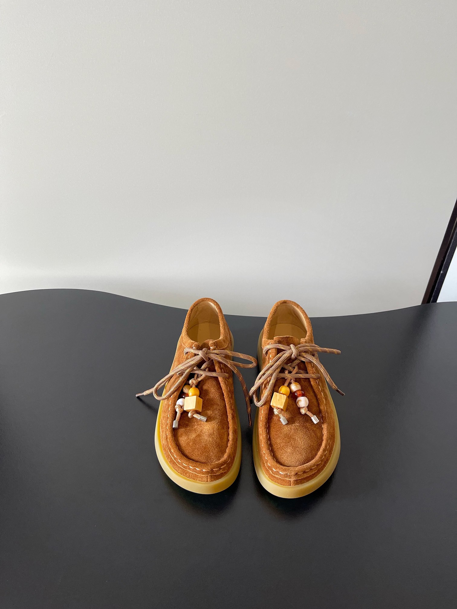 NO:594416,The latest niche brand, retro, ethics, Loft, square toe, handmade shoes. Handmade shoes are about spontaneity. Just like people, each pair has its own thoughts and unique characteristics. There is no inherent template, and you can’t find them exactly the same!  Irregularity is the characteristic of handmade shoes, which should be retro and casual, with a natural and aged feel. The color and wrinkles of the shoes are like the traces of wear and tear after being worn for a long time. They will become more and more natural with the change of wearing time, and they will have more flavor as they are worn. Each pair of shoes is unique ~  This year's mainstream big-toe derby shoes are more comfortable and unconstrained than ordinary small leather shoes. Compared with loafers, they add some solemn texture, serious and cute handsome, and can be both formal and easy to control casual style. The soles are thick but not heavy, which directly increases the proportion of the body ~ Upper Sheep Beijing noodles Lining washed cowhide outsole original imported outsole size 35-39, loafers, loafers, cowhide, sheep19860909最新 小众品牌 复古 德训 乐福 斜方头 手工鞋 手工鞋讲究的是随性,跟人一样,每一双有自己的思想,自己独有的特色,没有固有模板,找不到一模一样！不规则是手工鞋的特色,就要复古随性,天然做旧感,鞋子的色泽和褶皱感像穿了很久磨合出来的痕迹,会随着穿着时间的变化变得越来越自然,越穿越有味道的,每双鞋子都是独一无二的～ 今年主流这种大头德比,比普通的小皮鞋更加自在不拘束,相比乐福鞋增加了一些庄重的质感,严肃且可爱的帅气,既能正式有能轻松驾驭休闲风,鞋底厚实但不厚重,直接拉高身材比例～ 鞋面羊京面 内里水洗牛皮 大底原版进口大底 size35-39,乐福鞋,loafers,cowhide,sheep,Women's Shoes