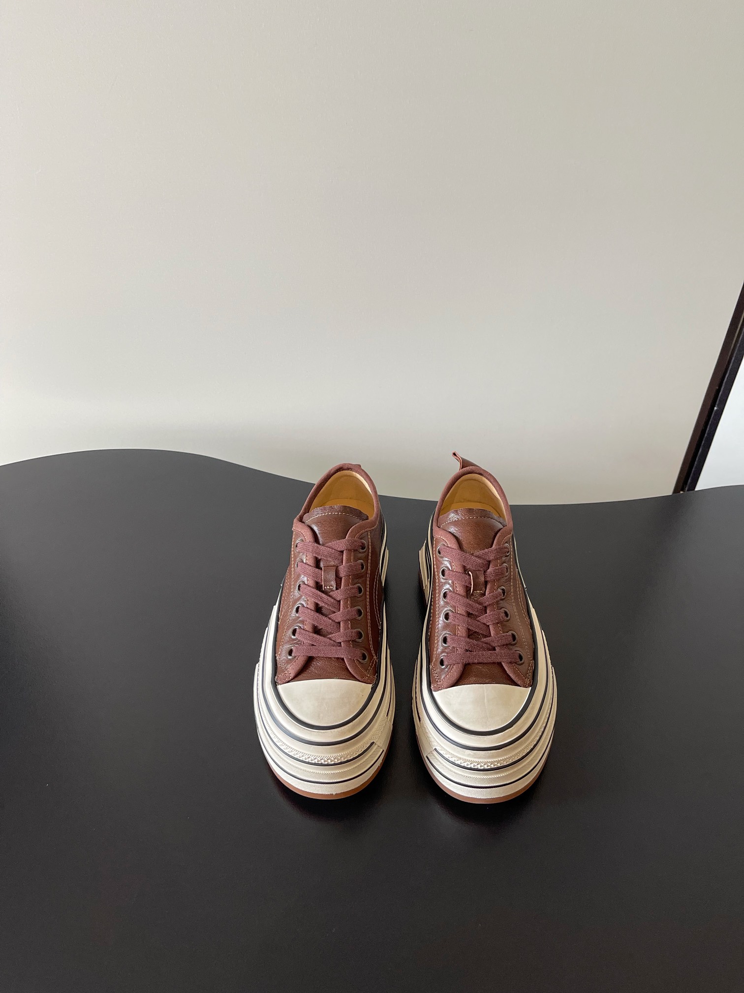 NO:593842,The latest niche brand, Converse, Thick-soled Beggar Shoes, Retro, Virtue, Lok Fu, Handmade Shoes. Handmade shoes are about spontaneity. Just like people, each pair has its own thoughts and unique characteristics. There is no inherent template, and you can’t find them exactly the same!  Irregularity is the characteristic of handmade shoes, which should be retro and casual, with a natural and aged feel. The color and wrinkles of the shoes are like the traces of wear and tear after being worn for a long time. They will become more and more natural with the change of wearing time, and they will have more flavor as they are worn. Each pair of shoes is unique~  This year's mainstream big-toe derbies are more comfortable and unconstrained than ordinary small leather shoes. Compared with loafers, they add some solemn texture, serious and cute handsome, they can be formal and can easily control the casual style. The soles are thick but not heavy, which directly increases the body proportion~ The upper is calfskin, the lining is washed cowhide, the outsole is original imported outsole size 35-39, casual shoes/sports shoes, converse, loafers, sneakers, cowhide19860909最新 小众品牌 大匡威 厚底乞丐鞋 复古 德训 乐福 手工鞋 手工鞋讲究的是随性,跟人一样,每一双有自己的思想,自己独有的特色,没有固有模板,找不到一模一样！不规则是手工鞋的特色,就要复古随性,天然做旧感,鞋子的色泽和褶皱感像穿了很久磨合出来的痕迹,会随着穿着时间的变化变得越来越自然,越穿越有味道的,每双鞋子都是独一无二的～ 今年主流这种大头德比,比普通的小皮鞋更加自在不拘束,相比乐福鞋增加了一些庄重的质感,严肃且可爱的帅气,既能正式有能轻松驾驭休闲风,鞋底厚实但不厚重,直接拉高身材比例～ 鞋面小牛皮 内里水洗牛皮 大底原版进口大底 size35-39,休闲鞋/运动鞋,converse,loafers,sneakers,cowhide,Women's Shoes