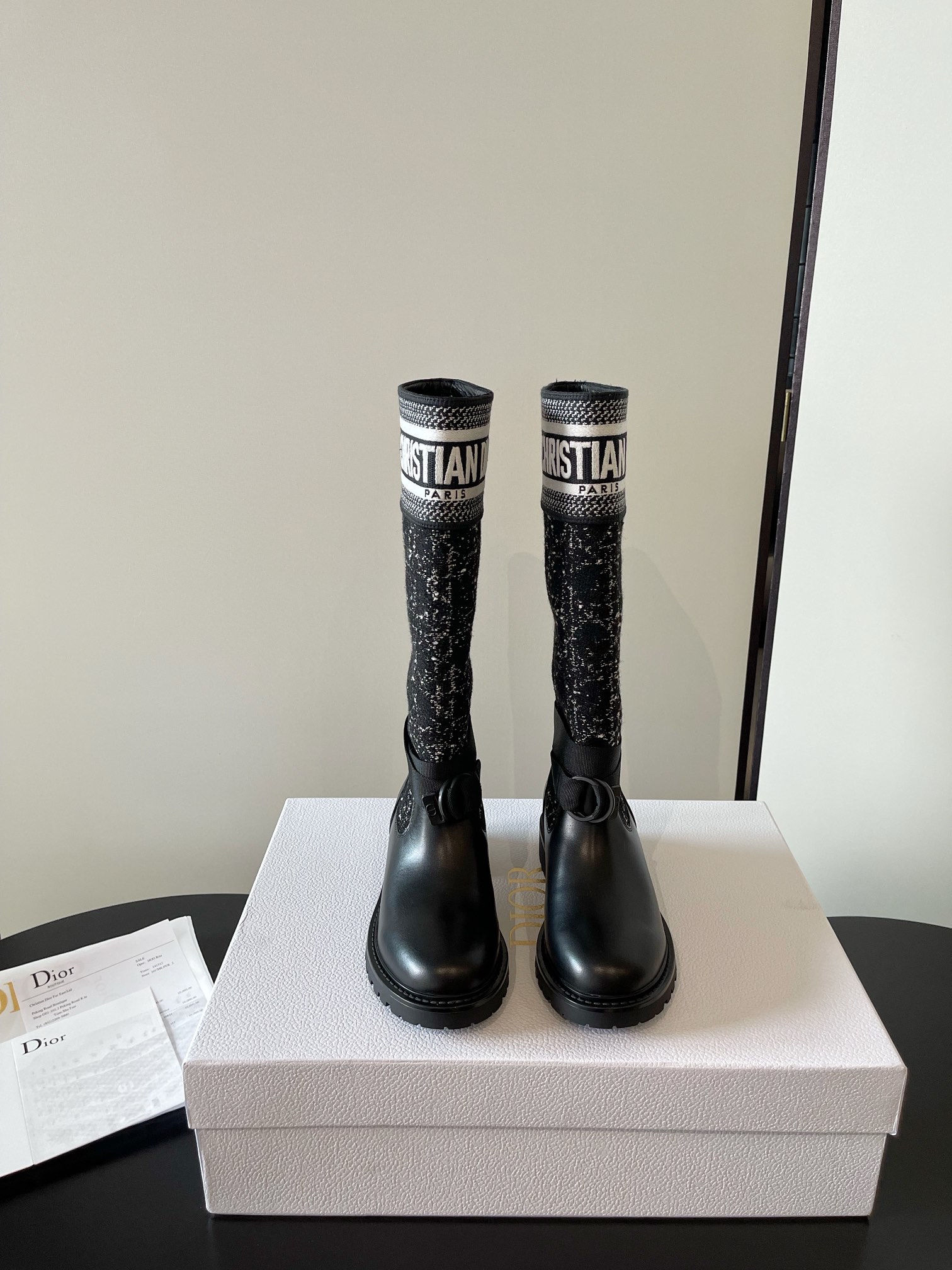 NO:594410,Dior Dior Autumn and Winter Boots Retro Work Boots Slip-on Imported calfskin upper stitched with the latest imported technology electric embroidered face Xuan shape versatile slim feet yyds. The shape is three-dimensional and plump, handsome and comfortable on the feet. The design style is very novel and the details are perfect. Cool and trendy. Trendy outsole. Lining. Cow lining outsole. 1:1 molded outsole. Heel height 3.0cm size.  35-41 (41 customized), boots, dior, dior, boots, cowhide19860909Dior 迪奥秋冬靴 复古工装靴 一脚蹬 鞋面进口小牛皮拼接最新进口科技电绣面萱型百搭瘦脚yyds.造型立体饱满 帅气十足 上脚舒适 设计风格非常新颖 细节完美 酷炫 潮派 新潮大底 内里 牛里 大底 1:1开模大底 跟高 3.0cm size 35-41（41定做）,靴子,dior,dior,boots,cowhide,Women's Shoes