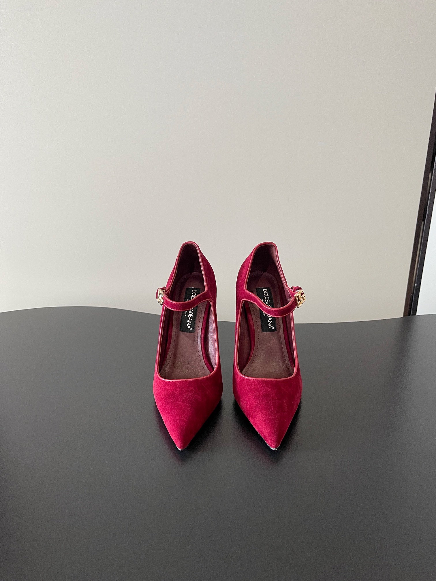 NO:594407,D&G Dolce & Gabbana's latest Yangjing leather Mary Jane high-heeled model, 6cm 10cm two-height single shoe series, line, version, visible sense of high-end, non-market currency comparable, DG Dolce & Gabbana show direct access, synchronized updates!  Upper imported sheep leather, lining cowhide/foot pads, heel height 10cm 6cm Size35-42 (40 41 42 customized), high heels single shoes, Dolce&Gabbana,Dolce&Gabbana,mary jane,high heels,cowhide,sheep19860909D&G 杜嘉班纳 最新 羊京皮面 玛丽珍高跟款 6cm 10cm两高度单鞋系 线条 版型 看得到的高级感 非市场通货可比 DG杜嘉班纳秀场直击 同步更新 ！ 鞋面进口羊京皮 内里牛皮/垫脚 跟高10cm 6cm Size35-42（40 41 42定做）,高跟鞋单鞋,Dolce&Gabbana,Dolce&Gabbana,mary jane,high heels,cowhide,sheep,Women's Shoes