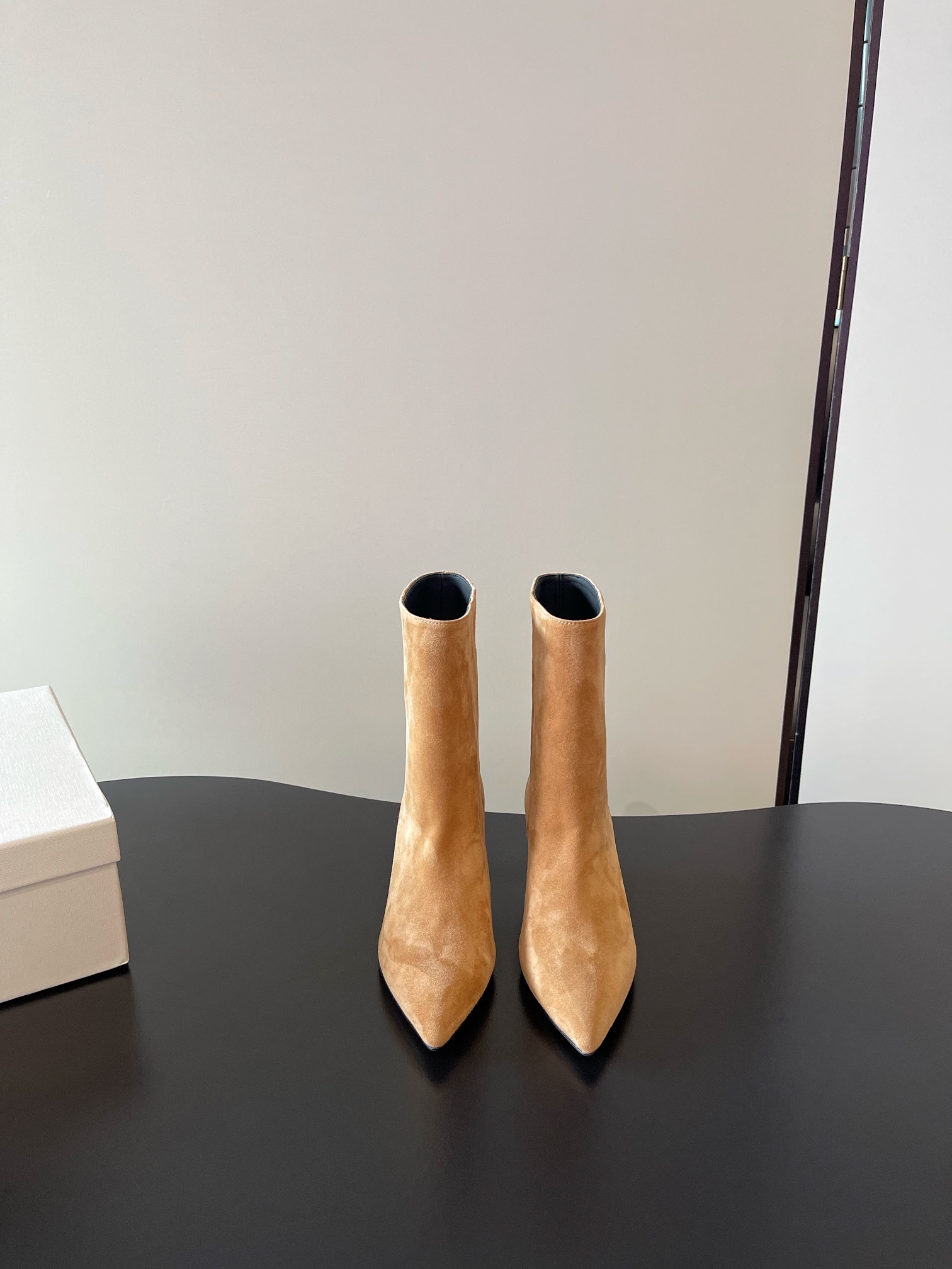 NO:561662,By Far's latest butter leather boots, small heels and versatile style ———————————— The same style as the Instagram blogger!  Top quality reproduction of the original!  Super invincible and good-looking ~ The shoe shape is simple and elegant. It is a must-have item for all-matching in winter. The upper is made of imported horse oil leather. The workmanship is super fine. The upper foot is versatile and slimming. Super A and super cool!  A must-have for concave shapes, it can be easily worn with suits, coats, jeans, and dresses!  Butter leather upper, cowhide lining, heel height 4.5cm, Size 35-40 (40 can be customized and non-returnable), boots, boots, skirts, jeans, business suit, cowhide19860909By Far 最新牛油皮筒靴 小跟百搭系 ———————————— ins博主同款！原版顶级复刻！超级无敌好看～鞋型简洁大方 冬季百搭必备单品 鞋面采用进口马油皮材质 做工超级精细 上脚百搭显瘦 超A超飒！凹造型必备 无论西装大衣、牛仔裤、连衣裙轻松可搭！ 鞋面牛油皮 内里牛皮 跟高4.5cm Size35-40（40可定做不退换）,靴子,boots,skirts,jeans,business suit,cowhide,Women's Shoes