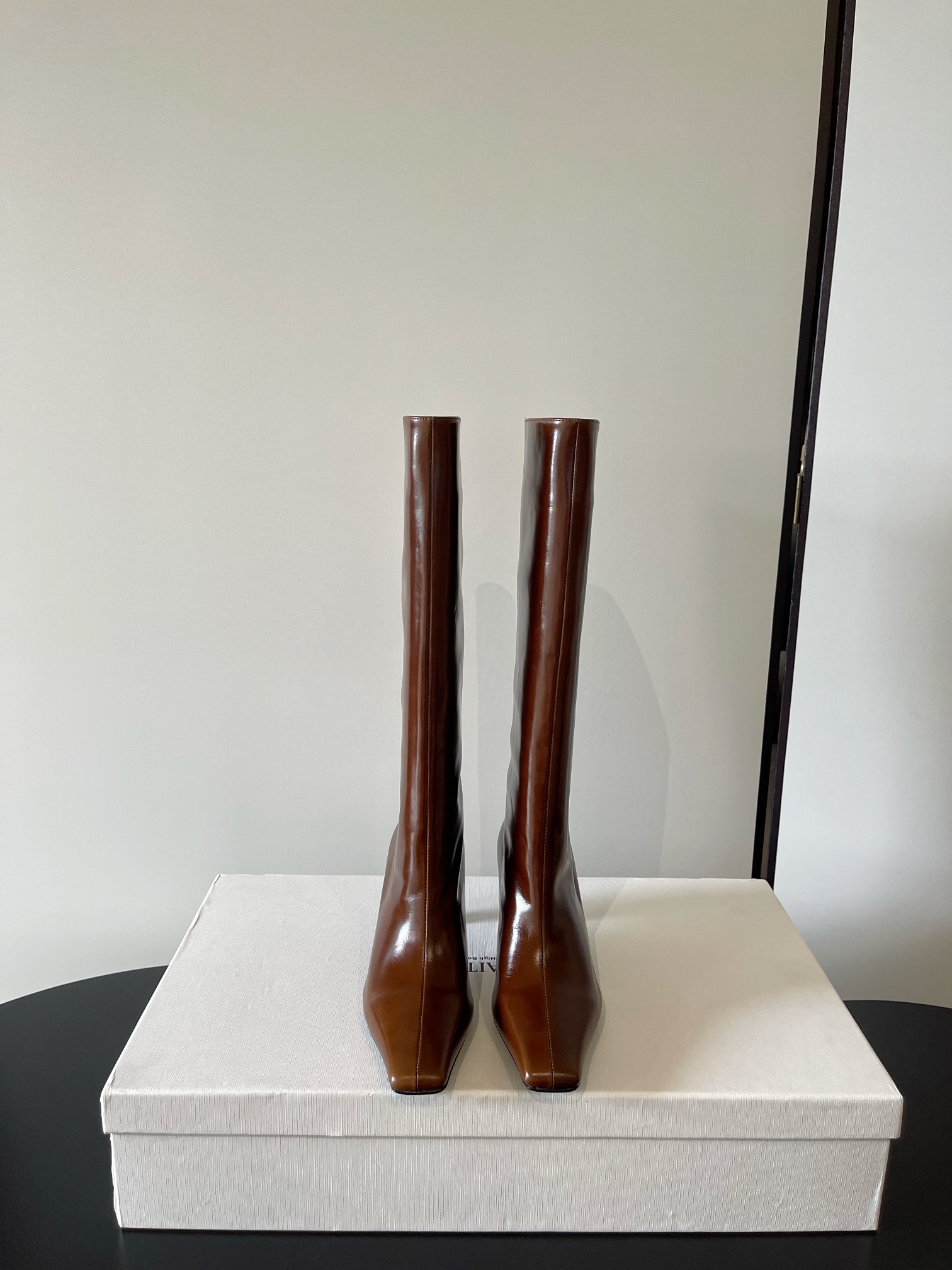 NO:593020,KHAITE's latest butter leather boots, small square heels, versatile style ———————————— The same style as Instagram bloggers!  Top quality reproduction of the original!  Super invincible and good-looking ~ The shoe shape is simple and elegant. It is a must-have item for all-matching in winter. The upper is made of imported horse oil leather. The workmanship is super fine. The upper foot is versatile and slimming. Super A and super cool!  A must-have for concave shapes, it can be easily worn with suits, coats, jeans, and dresses!  Upper butter leather, sheep leather lining, heel height 6.5cm, Size 35-40 (40 can be customized and non-returnable), boots, boots, skirts, jeans, business suit, cowhide, sheep19860909KHAITE 最新牛油皮筒靴 小方跟 百搭系 ———————————— ins博主同款！原版顶级复刻！超级无敌好看～鞋型简洁大方 冬季百搭必备单品 鞋面采用进口马油皮材质 做工超级精细 上脚百搭显瘦 超A超飒！凹造型必备 无论西装大衣、牛仔裤、连衣裙轻松可搭！ 鞋面牛油皮 羊京 内里牛皮 跟高6.5cm Size35-40（40可定做不退换）,靴子,boots,skirts,jeans,business suit,cowhide,sheep,Women's Shoes