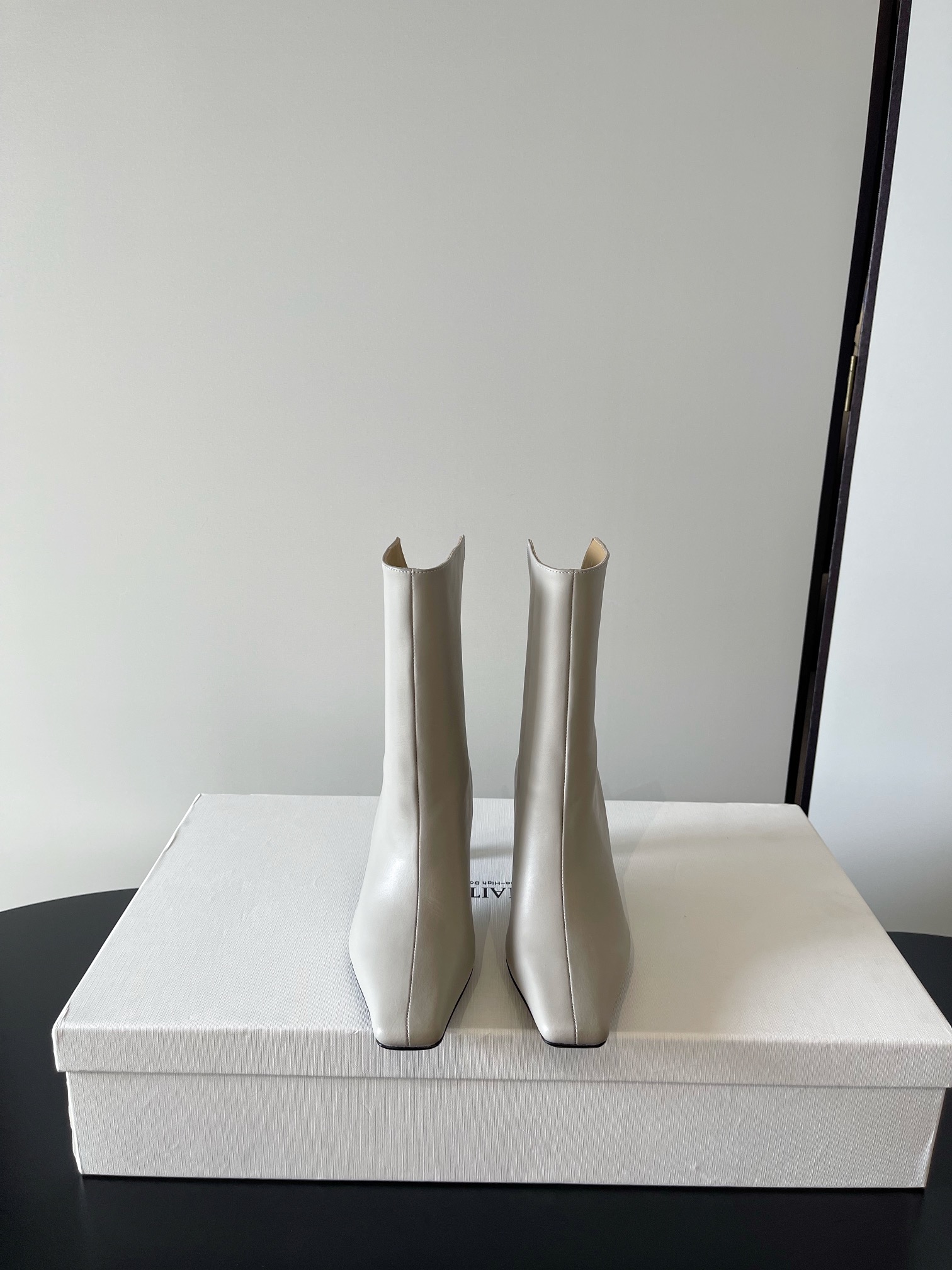 NO:593023,KHAITE's latest butter leather boots, small square heels, versatile style ———————————— The same style as Instagram bloggers!  Top quality reproduction of the original!  Super invincible and good-looking ~ The shoe shape is simple and elegant. It is a must-have item for all-matching in winter. The upper is made of imported horse oil leather. The workmanship is super fine. The upper foot is versatile and slimming. Super A and super cool!  A must-have for concave shapes, it can be easily worn with suits, coats, jeans, and dresses!  Upper butter leather, sheep leather lining, heel height 6.5cm, Size 35-40 (40 can be customized and non-returnable), boots, boots, skirts, jeans, business suit, cowhide, sheep19860909KHAITE 最新牛油皮筒靴 小方跟 百搭系 ———————————— ins博主同款！原版顶级复刻！超级无敌好看～鞋型简洁大方 冬季百搭必备单品 鞋面采用进口马油皮材质 做工超级精细 上脚百搭显瘦 超A超飒！凹造型必备 无论西装大衣、牛仔裤、连衣裙轻松可搭！ 鞋面牛油皮 羊京 内里牛皮 跟高6.5cm Size35-40（40可定做不退换）,靴子,boots,skirts,jeans,business suit,cowhide,sheep,Women's Shoes