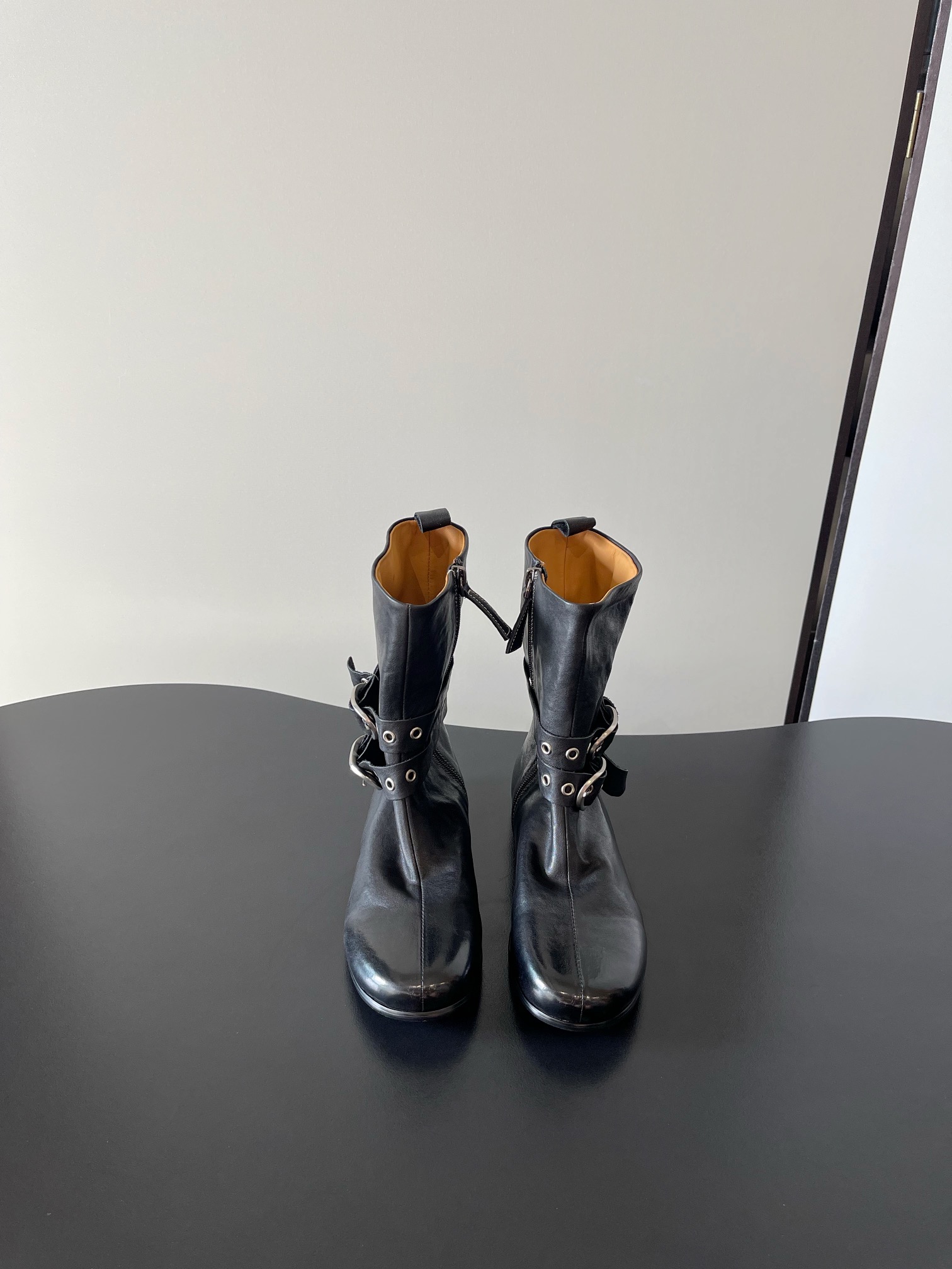 NO:562991,Top quality, latest, niche brand, washed, distressed, retro, punk, European and American style, handmade shoes. Handmade shoes are about spontaneity. Just like people, each pair has its own thoughts and unique characteristics. There is no inherent template, and you can’t find them exactly the same!  Irregularity is the characteristic of handmade shoes, which should be retro and casual, with a natural and aged feel. The color and wrinkles of the shoes are like the traces of wear and tear after being worn for a long time. They will become more and more natural with the change of wearing time, and they will have more flavor as they are worn. Each pair of shoes is unique~  This year's mainstream big-toe derby shoes are more comfortable and unconstrained than ordinary small leather shoes. Compared with loafers, they add some solemn texture, serious and cute handsome, they can be formal and can easily control the casual style. The soles are thick but not heavy, directly increasing the body proportion~ Calf leather upper, washed cowhide lining, outsole original imported outsole size 35-39, boots, loafers, boots, cowhide19860909顶级品质 最新 小众品牌 水洗 做旧 复古 朋克 欧美风 手工鞋 手工鞋讲究的是随性,跟人一样,每一双有自己的思想,自己独有的特色,没有固有模板,找不到一模一样！不规则是手工鞋的特色,就要复古随性,天然做旧感,鞋子的色泽和褶皱感像穿了很久磨合出来的痕迹,会随着穿着时间的变化变得越来越自然,越穿越有味道的,每双鞋子都是独一无二的～ 今年主流这种大头德比,比普通的小皮鞋更加自在不拘束,相比乐福鞋增加了一些庄重的质感,严肃且可爱的帅气,既能正式有能轻松驾驭休闲风,鞋底厚实但不厚重,直接拉高身材比例～ 鞋面小牛皮 内里水洗牛皮 大底原版进口大底 size35-39,靴子,loafers,boots,cowhide,Women's Shoes