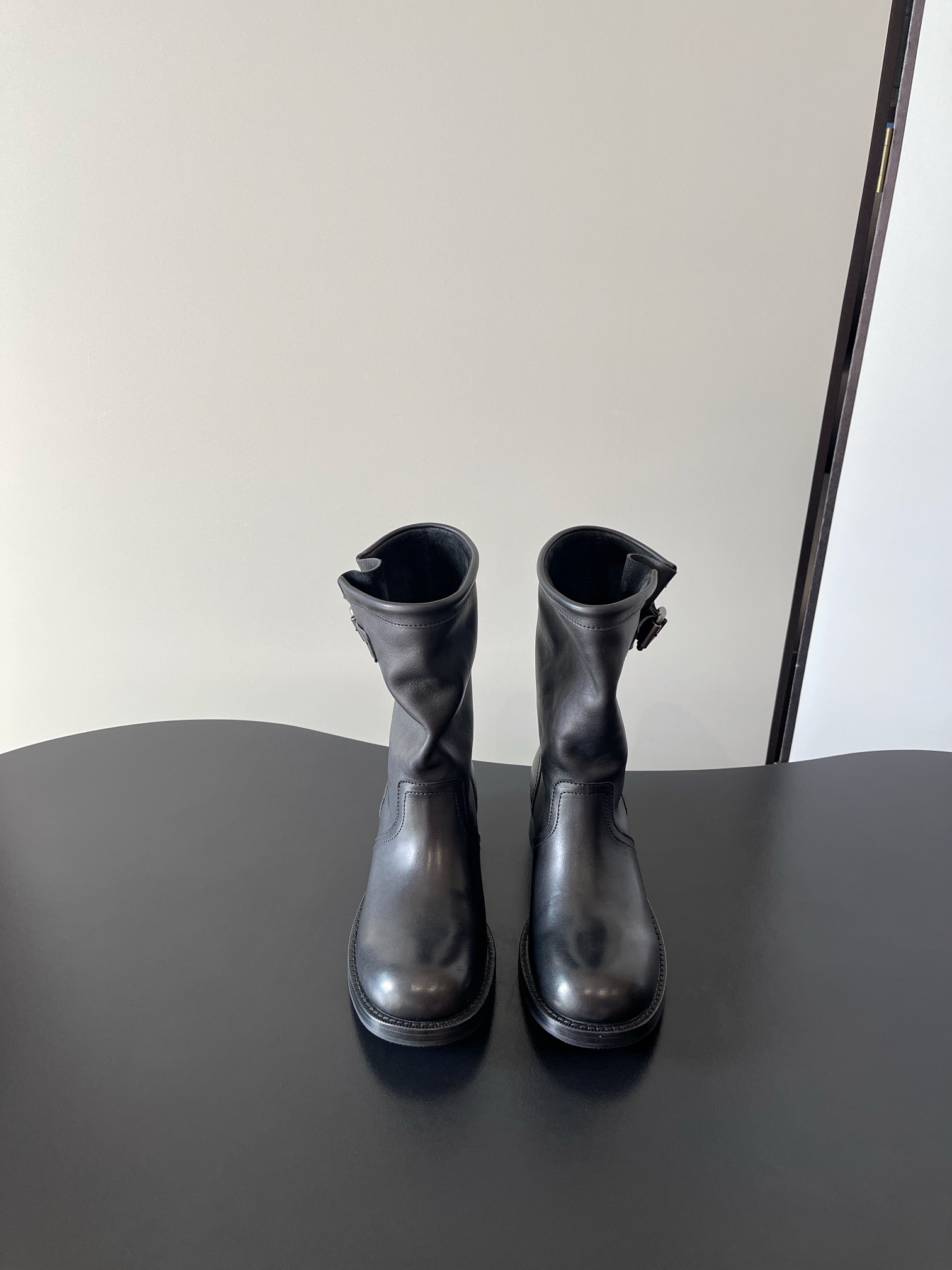 NO:593024,PRADA's latest knight, distressed, retro, British style, versatile short boots, classic leather buckle embellishment, highlighting the unique brand style. The unique design not only adds a sense of coolness, but is also super convenient to put on and take off. Gentle milk tea color, cool black, calm dark brown, suitable for various styles. Upper cowhide, lining cowhide, code number 35-40 (customized in 40), boots, prada, prada, boots, cowhide19860909PRADA普拉达最新 骑士 做旧 复古 英伦风 百搭系短靴 经典皮扣点缀,彰显独特的品牌格调 独特设计不仅增添了酷感,穿脱也超方便.温柔奶茶色、酷帅黑色、沉稳深棕,适配各种风格. 鞋面牛皮 内里牛皮 码数35-40（40订做）,靴子,prada,prada,boots,cowhide,Women's Shoes