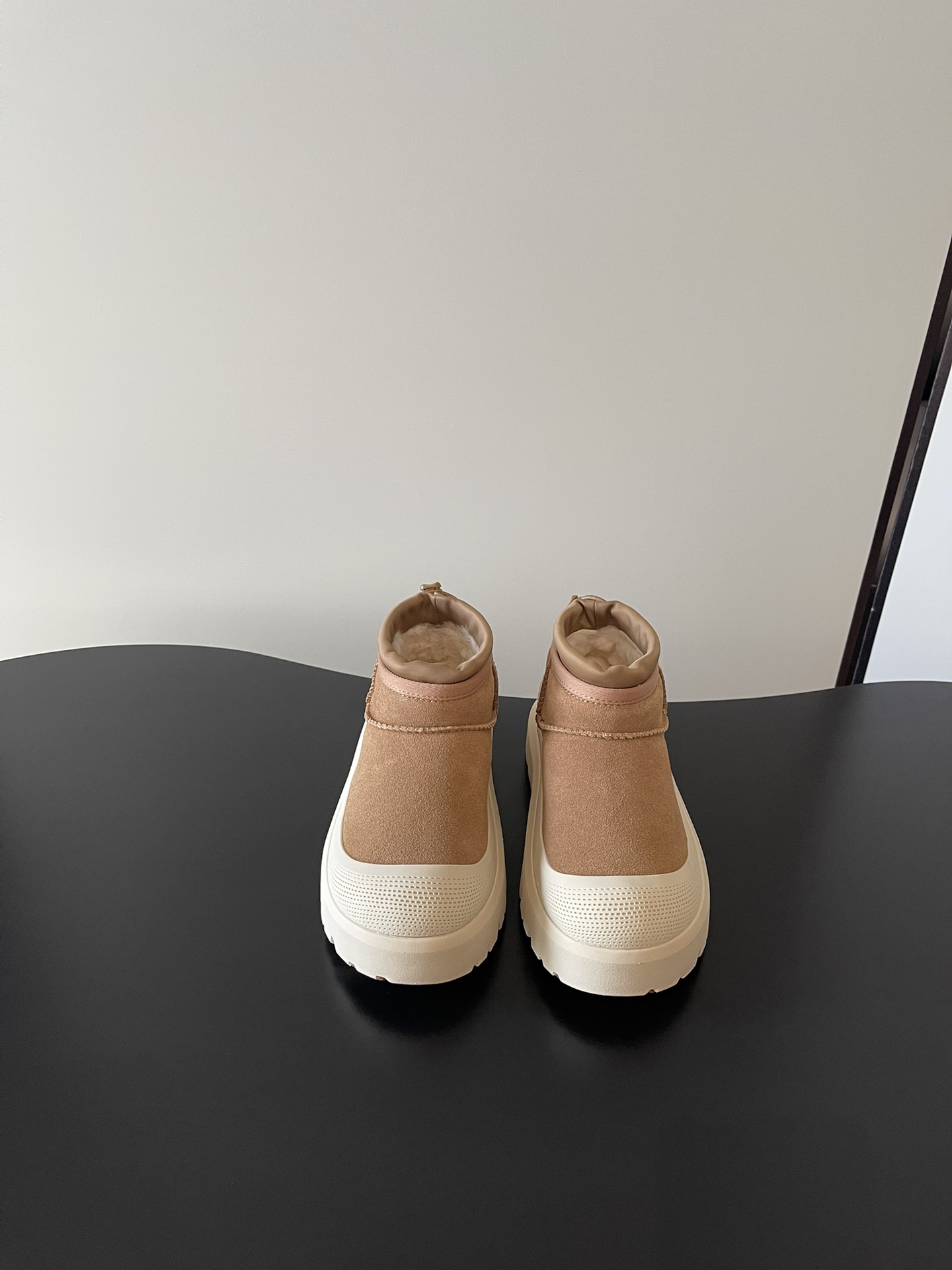 NO:593035,UGG 4196 latest men's and women's thick-soled ultra-wool anti-ski boots ———————————————— Highest quality original order shipped sheepskin integrated original Treadlite light wing technology composite anti-slip outsole!  It’s trendy and cool on the feet, and you can easily complete the American retro street style~show your personality and capable temperament, and easily achieve urban fashion!  It has its own unique personality and a full sense of luxury!  European and American celebrity supermodels and fashion bloggers have stepped in!  Size 35-45, snow boots, boots, sheepskin19860909UGG 4196最新男女款 厚底 超羊毛 防滑雪地靴 ———————————————— 最高品质 原单出货 羊皮毛一体 原版Treadlite轻翼科技复合防滑大底！上脚潮酷 轻松完成美式复古街头风～展现个性、干练的气质 轻松拿捏都市时髦感！有自己独特的个性 满满的高级感！欧美明星超模时尚博主们纷纷上脚！ 尺码35-45,雪地靴,boots,sheepskin,Women's Shoes