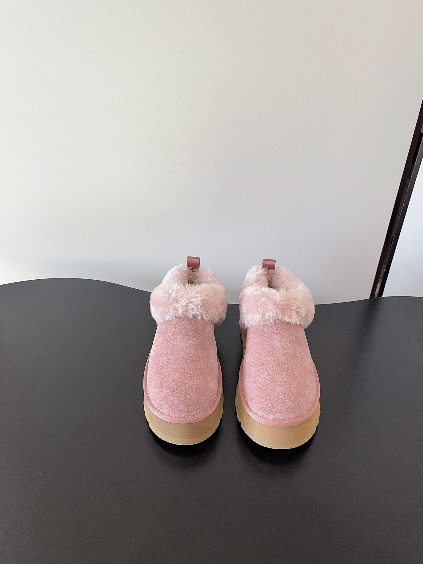 NO:593041,UGG 1393 The latest Tatzler thick-soled ultra-wool anti-ski boots ———————————————— The highest quality, original shipment, sheepskin integrated, original Treadlite light wing technology composite anti-slip outsole!  It’s trendy and cool on the feet, and you can easily complete the American retro street style~show your personality and capable temperament, and easily achieve urban fashion!  It has its own unique personality and a full sense of luxury!  European and American celebrity supermodels and fashion bloggers have stepped in!  Size 35-40, snow boots, boots, sheepskin19860909UGG 1393 最新 塔茨勒 厚底 超羊毛 防滑雪地靴 ———————————————— 最高品质 原单出货 羊皮毛一体 原版Treadlite轻翼科技复合防滑大底！上脚潮酷 轻松完成美式复古街头风～展现个性、干练的气质 轻松拿捏都市时髦感！有自己独特的个性 满满的高级感！欧美明星超模时尚博主们纷纷上脚！ 尺码35-40,雪地靴,boots,sheepskin,Women's Shoes