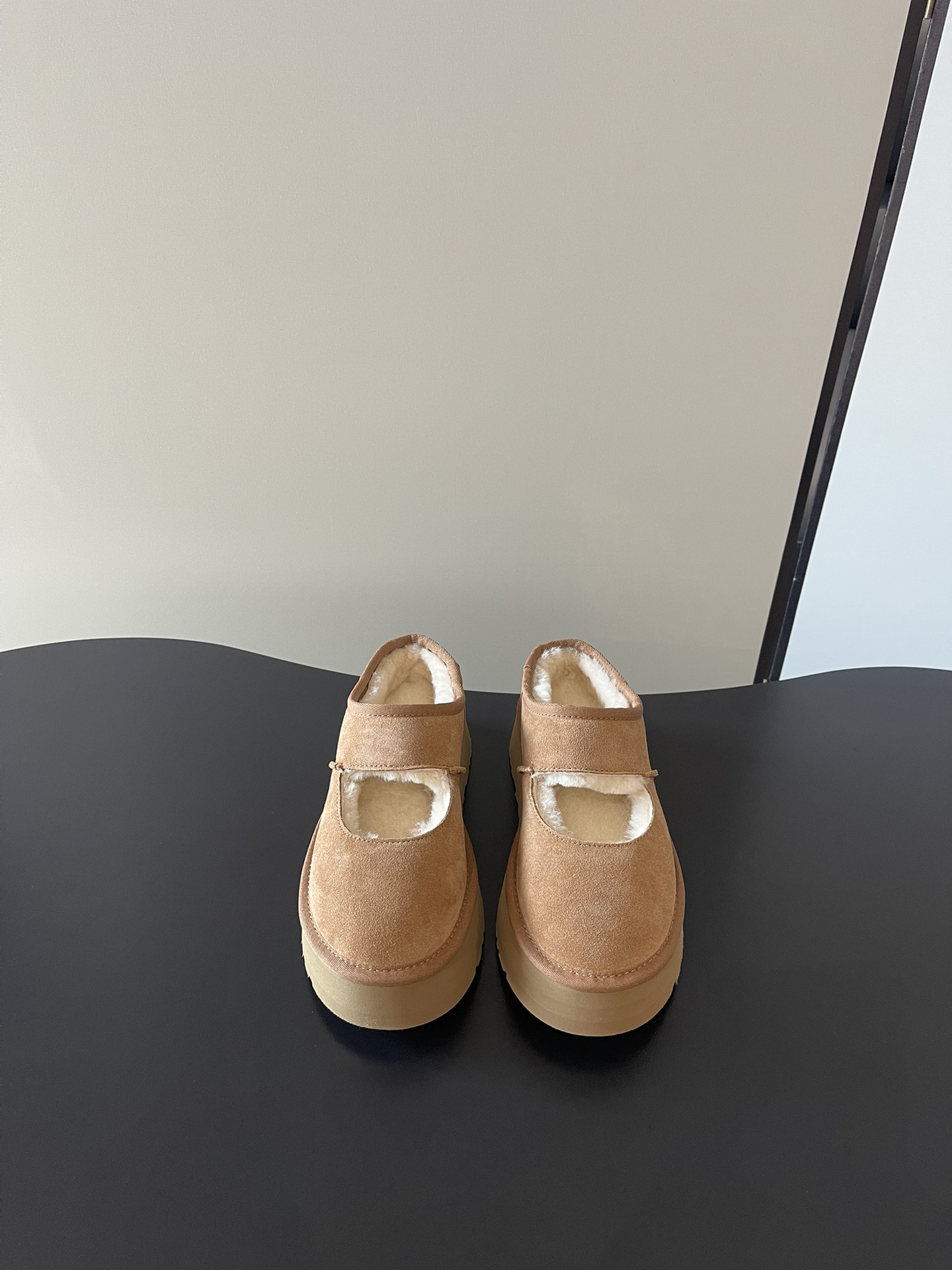 NO:593042,UGG 7612 The latest Mary Jane thick-soled ultra-wool anti-ski boots ———————————————— The highest quality, original shipment, sheepskin integrated, original Treadlite light wing technology composite anti-slip outsole!  It’s trendy and cool on the feet, and you can easily complete the American retro street style~show your personality and capable temperament, and easily achieve urban fashion!  It has its own unique personality and a full sense of luxury!  European and American celebrity supermodels and fashion bloggers have stepped in!  Size 35-40, half-flop furry shoes, boots, mary jane, sheepskin19860909UGG 7612 最新 玛丽珍 厚底 超羊毛 防滑雪地靴 ———————————————— 最高品质 原单出货 羊皮毛一体 原版Treadlite轻翼科技复合防滑大底！上脚潮酷 轻松完成美式复古街头风～展现个性、干练的气质 轻松拿捏都市时髦感！有自己独特的个性 满满的高级感！欧美明星超模时尚博主们纷纷上脚！ 尺码35-40,半拖毛毛鞋,boots,mary jane,sheepskin,Women's Shoes