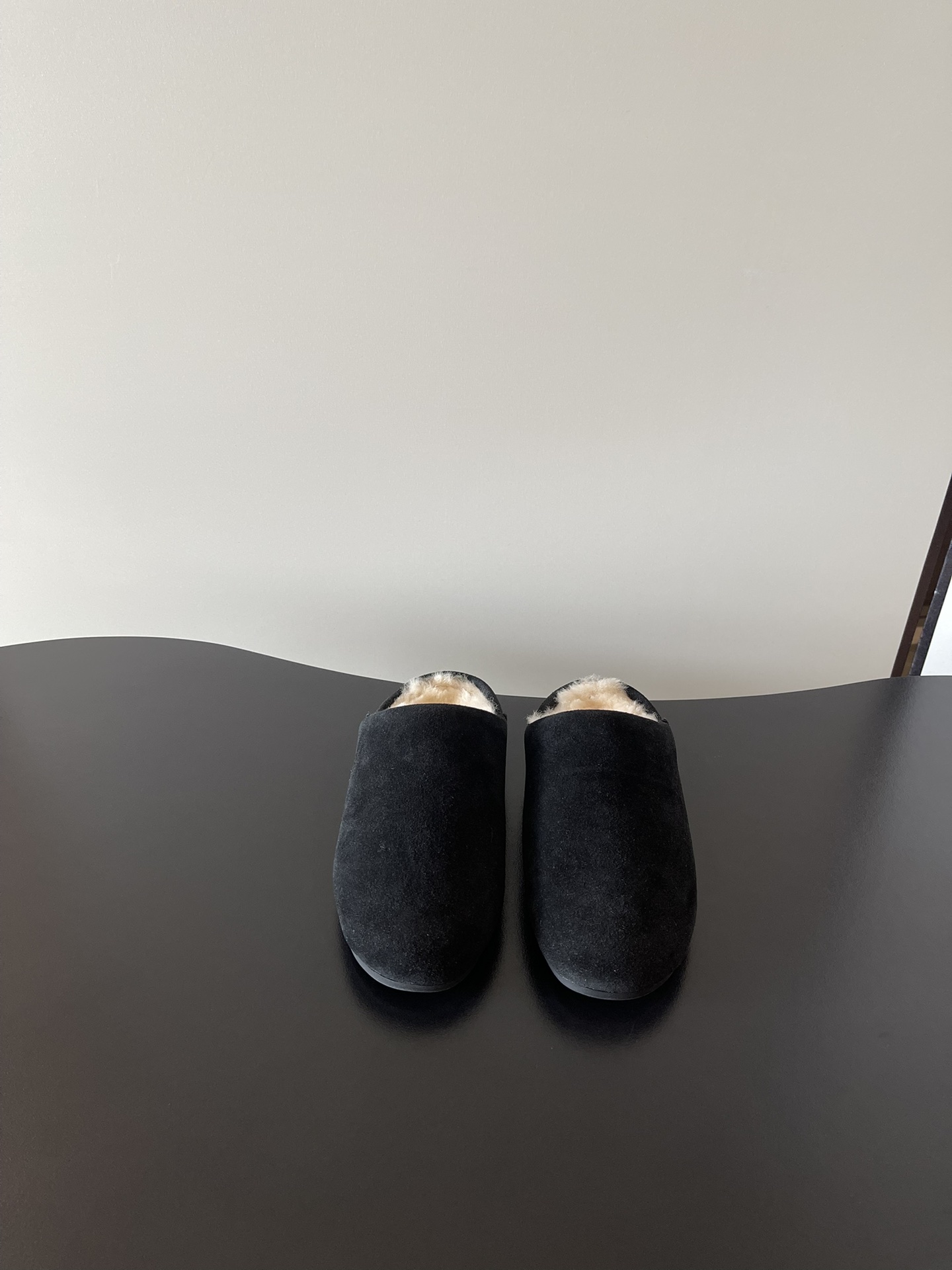 NO:593048,UGG 1390 The latest Birkenstock shoes, one-foot cover, super wool, anti-ski boots ———————————————— Highest quality, original order shipped, integrated sheepskin, original Treadlite light wing technology composite anti-slip outsole!  It’s trendy and cool on the feet, and you can easily complete the American retro street style~show your personality and capable temperament, and easily achieve urban fashion!  It has its own unique personality and a full sense of luxury!  European and American celebrity supermodels and fashion bloggers have stepped in!  Size 35-40, half-flop furry shoes, boots, sheepskin19860909UGG 1390 最新 勃肯鞋 一脚套 超羊毛 防滑雪地靴 ———————————————— 最高品质 原单出货 羊皮毛一体 原版Treadlite轻翼科技复合防滑大底！上脚潮酷 轻松完成美式复古街头风～展现个性、干练的气质 轻松拿捏都市时髦感！有自己独特的个性 满满的高级感！欧美明星超模时尚博主们纷纷上脚！ 尺码35-40,半拖毛毛鞋,boots,sheepskin,Women's Shoes