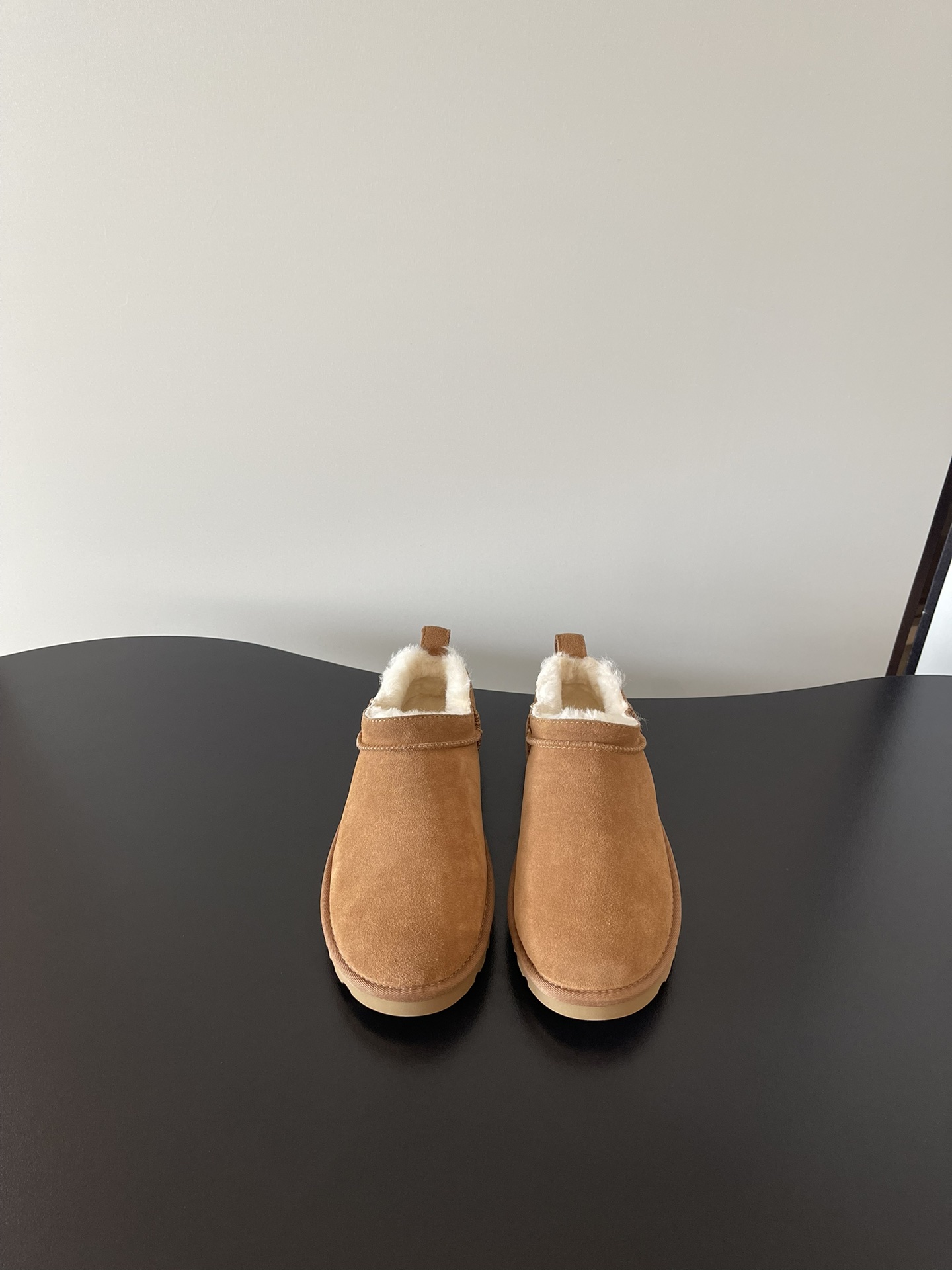 NO:593026,UGG 3891 The latest mini low-top one-leg cover, super wool anti-ski boots ———————————————— Highest quality, original order shipped, integrated sheepskin, original Treadlite light wing technology composite anti-slip outsole!  It’s trendy and cool on the feet, and you can easily complete the American retro street style~show your personality and capable temperament, and easily achieve urban fashion!  It has its own unique personality and a full sense of luxury!  European and American celebrity supermodels and fashion bloggers have stepped in!  Size 35-40, half-flop furry shoes, boots, sheepskin19860909UGG 3891 最新 mini 低帮 一脚套 超羊毛 防滑雪地靴 ———————————————— 最高品质 原单出货 羊皮毛一体 原版Treadlite轻翼科技复合防滑大底！上脚潮酷 轻松完成美式复古街头风～展现个性、干练的气质 轻松拿捏都市时髦感！有自己独特的个性 满满的高级感！欧美明星超模时尚博主们纷纷上脚！ 尺码35-40,半拖毛毛鞋,boots,sheepskin,Women's Shoes