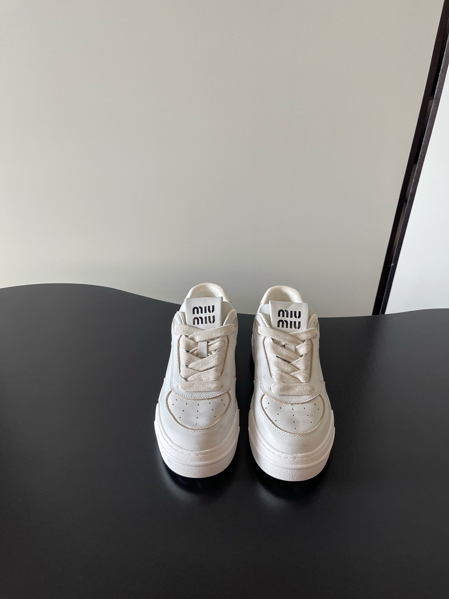 NO:593056,(Airplane box 10) miumiu's latest color-rubbed, distressed, retro, fashionable, moral training, Forrest Gump, thick-soled casual shoes, white shoes, original top-quality replicas, sold simultaneously at counters. The fabric is made of specially imported calfskin. The whole pair of shoes is very textured. The lining is cowhide, and the imported original outsole is simple and fashionable. The upper feet are very delicate!  Size 35-41 (34 40 41 customized, non-returnable), casual shoes/sports shoes, miumiu, sneakers, cowhide19860909（飞机盒10） miumiu 最新 擦色 做旧 复古 时尚 德训 阿甘 厚底休闲鞋小白鞋  原版顶级复刻 专柜同步发售 面料采用特供进口小牛皮面 整双鞋就是非常显质感 内里垫脚牛皮 进口原版大底 款式简约时尚 上脚十分显秀气 ！ Size 35-41（34 40 41定做不退换）,休闲鞋/运动鞋,miumiu,sneakers,cowhide,Women's Shoes