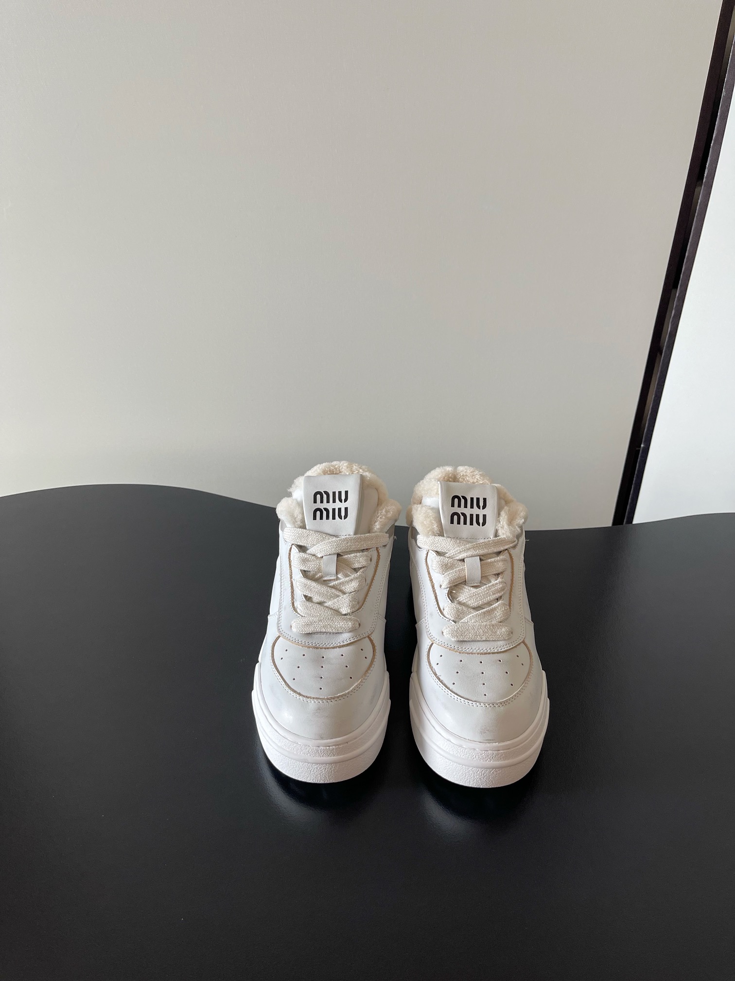 NO:593058,Wool lining (airplane box 10) miumiu latest color rub distressed retro fashion moral training Forrest Gump thick-soled casual shoes white shoes original top-quality replicas sold at the same time at the counter. The fabric is made of specially imported calfskin. The whole pair of shoes is very textured. The lining is cowhide. The imported original outsole is simple and fashionable. The upper feet are very delicate!  Size 35-41 (34 40 41 customized, non-returnable), casual shoes/sports shoes, miumiu, sneakers, cowhide19860909羊毛里（飞机盒10） miumiu 最新 擦色 做旧 复古 时尚 德训 阿甘 厚底休闲鞋小白鞋  原版顶级复刻 专柜同步发售 面料采用特供进口小牛皮面 整双鞋就是非常显质感 内里垫脚牛皮 进口原版大底 款式简约时尚 上脚十分显秀气 ！ Size 35-41（34 40 41定做不退换）,休闲鞋/运动鞋,miumiu,sneakers,cowhide,Women's Shoes