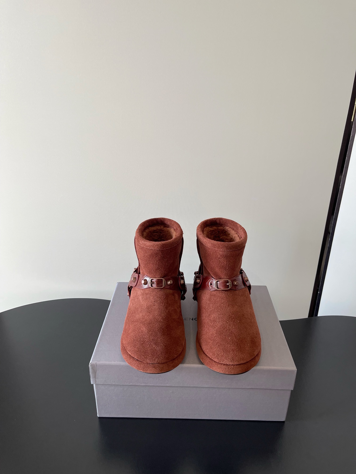 NO:593050,BALENCIAGA's latest wool European and American punk snow boots are simply the perfect fusion of fashion and functionality, and have long been popularized by many celebrity internet celebrities. This time the designer is really awesome, boldly exploring the concepts of originality and appropriation in the fashion industry. The new series is not only a tribute to heritage and classics, but also uses the iconic Balenciaga abstract style to break the conventional design. Unique design elements collide with each other, giving birth to witty and harmonious creative sparks. Each pair of snow boots is like a walking work of art.  Size 35-41 (40 41 customized), snow boots, balenciaga, boots19860909BALENCIAGA 最新 羊毛 欧美 朋克 雪地靴 简直是时尚与功能的完美融合,早就被超多明星网红疯狂种草啦 这次设计师真的太绝,大胆探索时尚界关于原创与挪用的概念,全新系列不仅是对传承与经典的致敬,更用标志性的 Balenciaga 抽象风格打破常规设计 .独特的设计元素相互碰撞,诞生出诙谐又和谐的创意火花,每一双雪地靴都像是行走的艺术品. 码数35-41（40 41订做）,雪地靴,balenciaga,boots,Women's Shoes