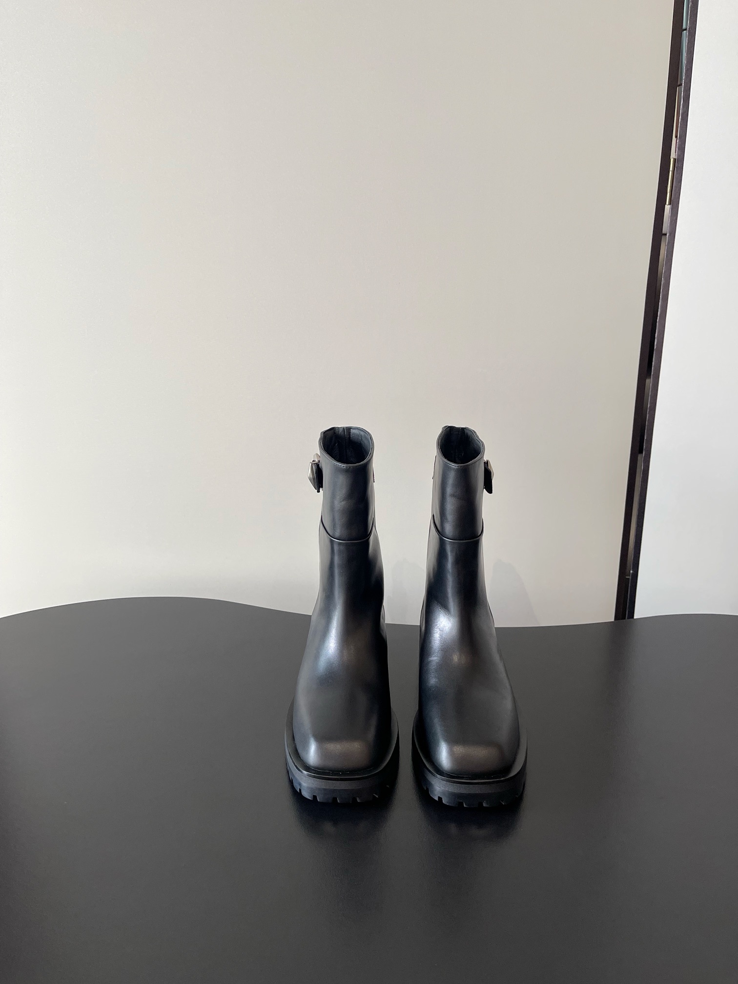 NO:593065,Jimmy choo genuine leather French retro minimalist and versatile flat thick-soled Chelsea short boots. The feet are really the most comfortable style I have ever worn. They are so soft!  People who are foot grinders must pick it up. It has a high-end yet simple feel. In fact, in addition to being good-looking, it is so comfortable that you can’t bear to take it off!  Paired with jeans, suit trousers, and skirts, there is no sense of violation. The fabric is original imported calfskin. The sole is original sole. Heel height is 4.5cm. Size#35-42 (40 41 42 customization is non-returnable and non-exchangeable), boots, jimmy choo, boots, skirts, jeans, business suit, cowhide19860909Jimmy choo 真皮法式复古 极简百搭平底厚底切尔西短靴脚真的是史上我穿过最最舒服的款式太柔软啦！ 磨脚星人一定要收了它 有一丢高级又简约的感觉其实除了好看以外它的舒适度真的是好穿到舍不得脱下来啦！ 搭配牛仔裤 西装裤 半身裙都毫无违和感 面料原版进口小牛皮 鞋底原版鞋底 跟高4.5cm Size#35-42（40 41 42定制不退不换）,靴子,jimmy choo,boots,skirts,jeans,business suit,cowhide,Women's Shoes