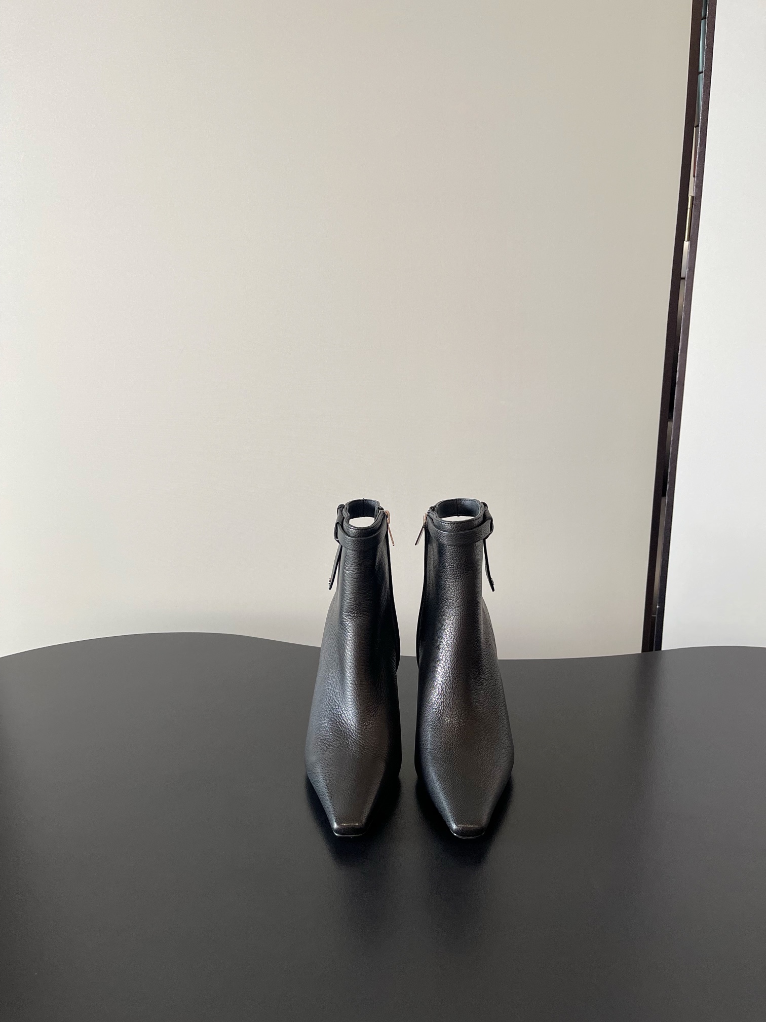 NO:593067,JIMMY CHOO Autumn and Winter New Style Women's Small Square Toe Boots Latte Navy Blue Contrast Leather and Knitted Ankle Boots The incarnation of the modern fashion trend Reimagines the classic Mary Jane shoe shape to create a hybrid sock boot spliced with textile fabrics Elegant pointed toe upper made of brushed leather, cleverly spliced with exquisite knitted socks, eye-catching signature Heel height 8.5CM Fabric: Imported calfskin Lining: Cow lining Outsole: Genuine leather outsole  Size#35-42 (40 41 42 customized, non-returnable), boots, jimmy choo, boots, mary jane, cowhide, Leather soles19860909JIMMY CHOO 秋冬季新款 女士 小方头短靴 拿铁色海军蓝色撞色皮革拼针织踝靴 现代时尚的潮流化身 将经典玛丽珍鞋型重新想象设计,打造出一款拼接有纺织面料的混合袜靴 雅致尖头鞋面采用拉绒皮革制作,巧妙拼接精美针织短袜,吸睛饰有标志性 跟高8.5CM 面料:进口小牛皮 内里:牛里 大底:真皮大底 Size#35-42（40 41 42订做不退换）,靴子,jimmy choo,boots,mary jane,cowhide,Leather soles,Women's Shoes