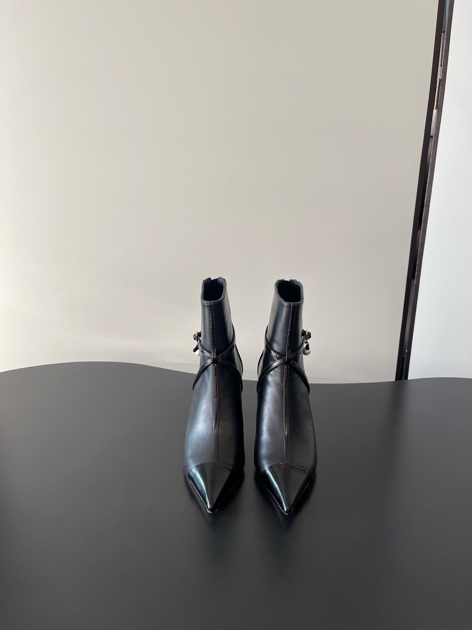 NO:593069,JIMMY CHOO Autumn and Winter New Style Women's Pointed Toe Boots Latte Navy Blue Contrast Leather and Knitted Ankle Boots The incarnation of the modern fashion trend Reimagines the classic Mary Jane shoe shape to create a hybrid sock boot spliced with textile fabrics The elegant pointed toe upper is made of brushed leather, cleverly spliced with exquisite knitted socks, eye-catching and iconic Heel height 8.5CM Fabric: Imported calfskin Lining: Cow lining Outsole: Genuine leather outsole  Size#35-42 (40 41 42 customized, non-returnable), boots, jimmy choo, boots, mary jane, cowhide, Leather soles19860909JIMMY CHOO 秋冬季新款 女士 尖头短靴 拿铁色海军蓝色撞色皮革拼针织踝靴 现代时尚的潮流化身 将经典玛丽珍鞋型重新想象设计,打造出一款拼接有纺织面料的混合袜靴 雅致尖头鞋面采用拉绒皮革制作,巧妙拼接精美针织短袜,吸睛饰有标志性 跟高8.5CM 面料:进口小牛皮 内里:牛里 大底:真皮大底 Size#35-42（40 41 42订做不退换）,靴子,jimmy choo,boots,mary jane,cowhide,Leather soles,Women's Shoes