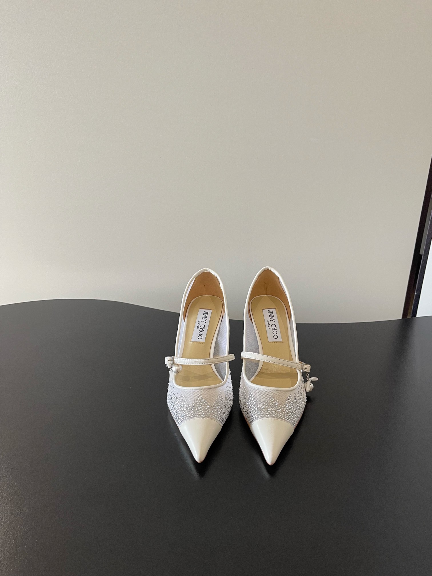 NO:593054,Jimmy Choo's latest pointed-toe small high-heeled shoes, a stunning reunion, an elegant encounter, the beauty of collision, recommended by fashion foreign bloggers for the same street style, bold and unique style, lambskin upper, fashionable and elegant, elegant and beautiful, eye-catching and personalized pointed toe, ever-changing style, follow the camera, Italian leather outsole, heel height 6.5cm, Size#35-42 (40 41 42 customization is not returnable), high-heeled shoes, jimmy  choo,high heels,sheepskin,Leather soles19860909Jimmy Choo 最新尖头小高跟单鞋 重逢惊艳 优雅邂逅 碰撞之美 时尚国外博主同款街拍推荐 造型大胆别致 小羊皮鞋面 时髦大气 优雅靓丽 吸睛个性尖头 ·风格千变 镜头相随,意大利真皮大底  跟高6.5cm Size#35-42（40 41 42定制不退换）,高跟鞋单鞋,jimmy choo,high heels,sheepskin,Leather soles,Women's Shoes