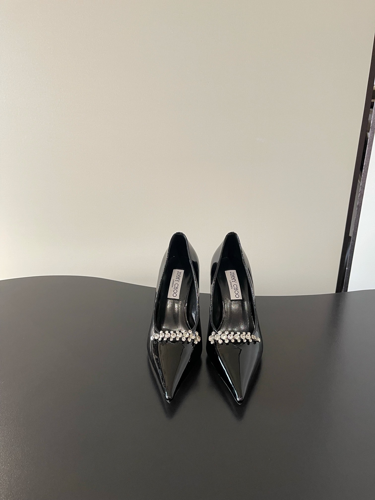 NO:593061,Jimmy Choo's latest pointed toes, crystal diamonds, high heels, wedding shoes, single shoes, stunning reunion, elegant encounter, beauty of collision, same style street photos recommended by fashion foreign bloggers, bold and unique style, lambskin upper, fashionable, elegant and beautiful, eye-catching and personalized pointed toes, ever-changing styles, follow the camera, Italian leather outsole, 9cm heel height, Size#35-42 (40 41)  42 Customized (non-refundable), high heels, jimmy choo, high heels, sheepskin, Leather soles19860909Jimmy Choo 最新尖头 水晶钻 高跟 婚鞋 单鞋 重逢惊艳 优雅邂逅 碰撞之美 时尚国外博主同款街拍推荐 造型大胆别致 小羊皮鞋面 时髦大气 优雅靓丽 吸睛个性尖头 ·风格千变 镜头相随,意大利真皮大底  跟高9cm Size#35-42（40 41 42定制不退换）,高跟鞋单鞋,jimmy choo,high heels,sheepskin,Leather soles,Women's Shoes